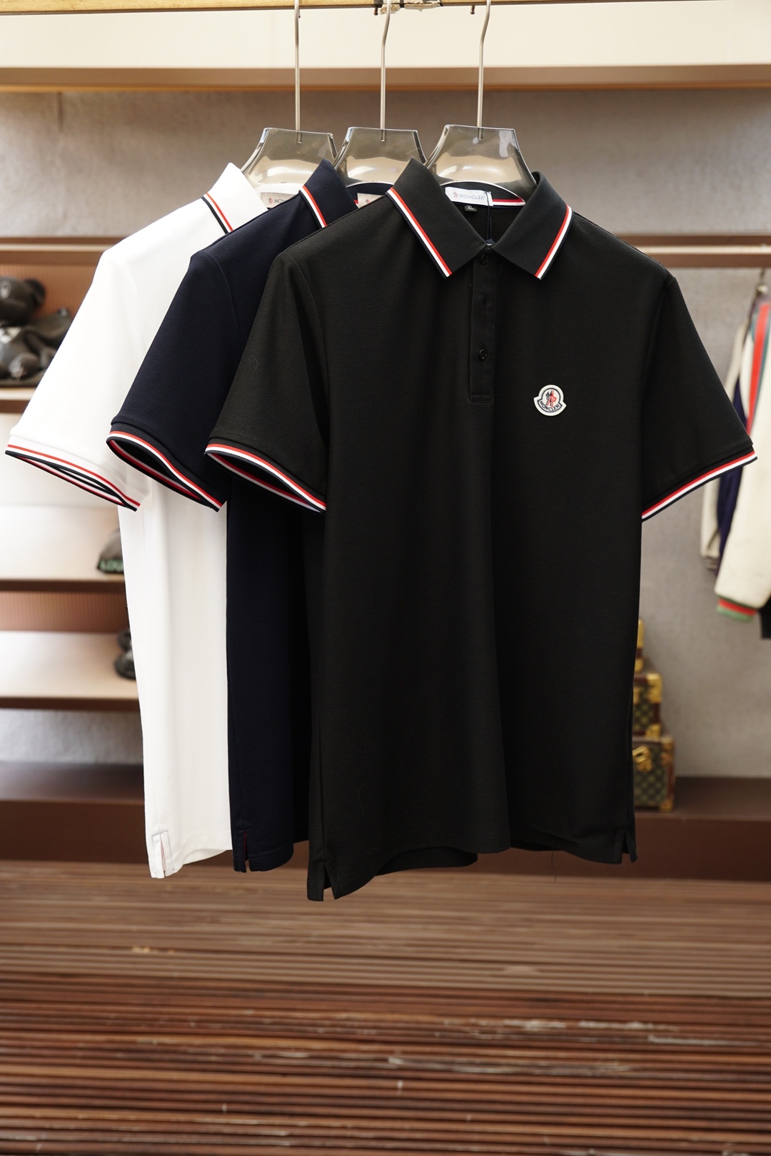 NO:911872,Mengkou-2026ss new product launched, classic refreshed high-end pique Polo shirt  The fabric is made of black technology and feels comfortable and luxurious when worn. It is made of double-sided piqué mesh fabric, with a three-dimensional piqué texture intertwined with warp and weft. It has a breathable mesh structure. It can keep your skin dry at all times when wearing it in summer, saying goodbye to stuffiness and stickiness. The double-sided weaving process makes the fabric more stiff, wear-resistant and long-lasting.  It is not easy to deform when worn, and it is neat and stylish when worn casually. It is anti-wrinkle and easy to take care of, making it the best choice for business trips. The classic Polo collar is matched with contrasting striped piping, and the neat lines outline the neck outline, giving a full sense of business formality; the exquisite embroidered logo on the left chest is low-key and elegant.  It shows the brand style, is not ostentatious but has its own recognition; whether it is worn alone to create a casual everyday, or worn with a suit to interpret the business elite style, it can easily hold up in various scenes. From fabric selection to cutting and sewing, every process follows the production standards of big brands, and the three-dimensional cutting  It is cut to fit the body shape without being tight, taking into account both comfort and aesthetics. The fusion of double-sided pique texture and classic design makes this Polo shirt not only a piece of clothing, but also a business card of your taste. Sizes M-3XL, Moncler, business  suit,19860909蒙口-2026ss新品上线 经典焕新高端珠地Polo衫 面料黑科技,穿出来的舒适奢感,采用双面珠地网眼面料打造,经纬交织的立体珠地肌理,自带透气网孔结构,夏日穿着时刻保持肌肤干爽,告别闷热黏腻；双面织造工艺让面料更挺括耐磨,久穿不易变形,随手一搭都是利落型格,抗皱易打理的特性,更是商旅出行的不二之选.经典Polo领搭配撞色条纹滚边,利落线条勾勒颈部轮廓,商务正式感拉满；左胸精致刺绣标识,低调彰显品牌格调,不张扬却自带辨识度；无论是单穿打造休闲日常,还是内搭西装诠释商务精英范,都能轻松hold住各种场景.从面料甄选到剪裁缝制,每一道工序都遵循大牌制作标准,立体剪裁贴合身形不紧绷,兼顾舒适与版型美感.双面珠地的质感与经典设计的融合,让这件Polo衫不止是一件服饰,更是你的品位名片.尺码M-3XL,,Moncler,business suit,,Men's clothing