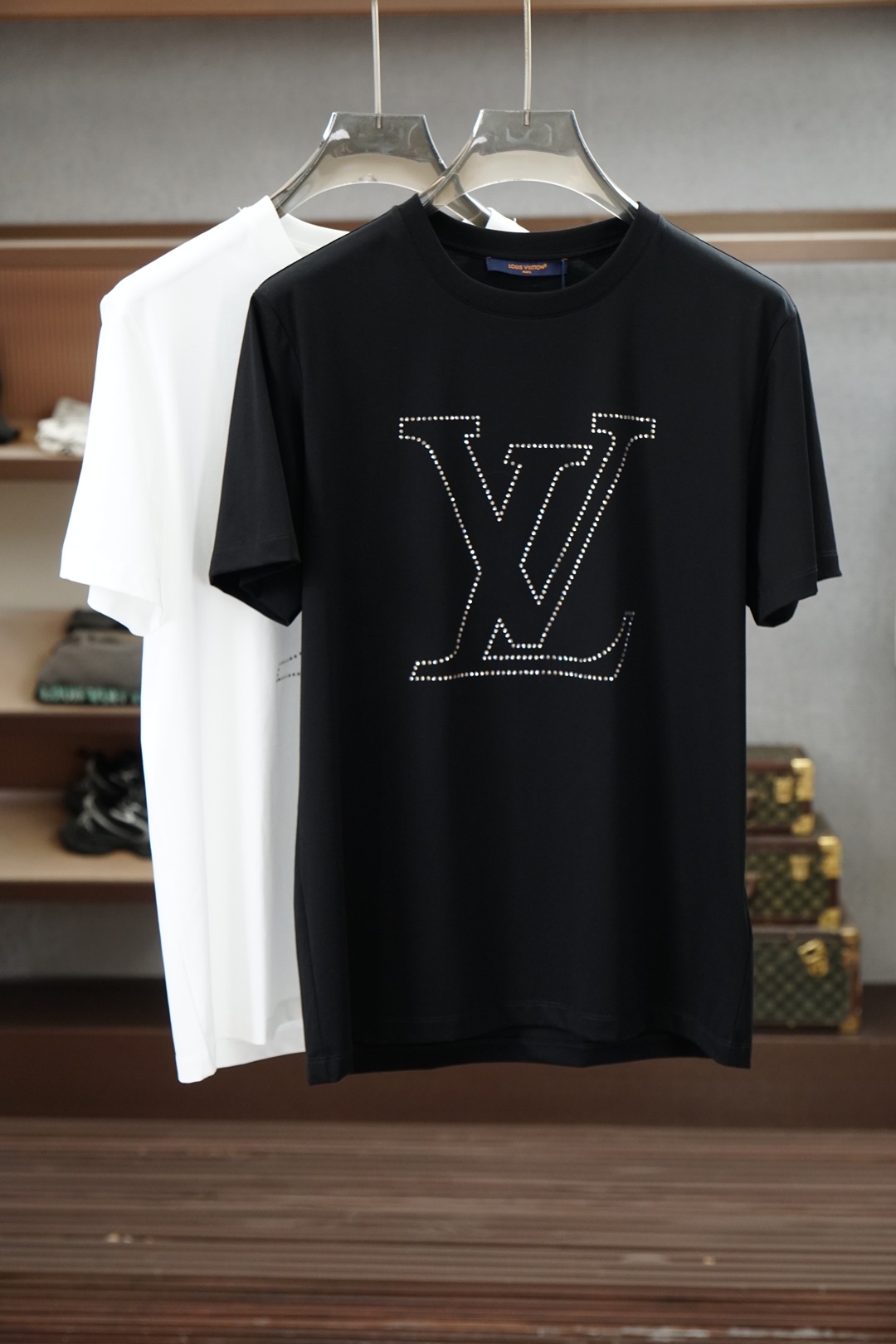 NO:911890,LV Louis Vuitton/26 new spring and summer short-sleeved chest-embossed logo round-neck short-sleeved T-shirt, made of high-count and high-density 80-count double-strand mercerized cotton, the upper body is comfortable and breathable, soft, delicate and slightly elastic, high-quality fabric; color black, white, size S ~ XXXL (black and white can be customized 4XL, 5XL, Yi can customize pure cotton fabric),, louis vuitton, louis  vuitton,T-shirt,tees,t-shirt,19860909Lv 路易威登/26春夏新品短袖胸前烫钻logo圆领短袖T恤,采用高支数高密度80支双股丝光棉,上身舒适透气、柔软细腻微弹、高品质面料； 颜色黑色、白色 尺码S～XXXL（黑白可定制4XL、5XL,奕可定制纯棉面料）,,louis vuitton,louis vuitton,T-shirt,tees，t-shirt,,Men's clothing