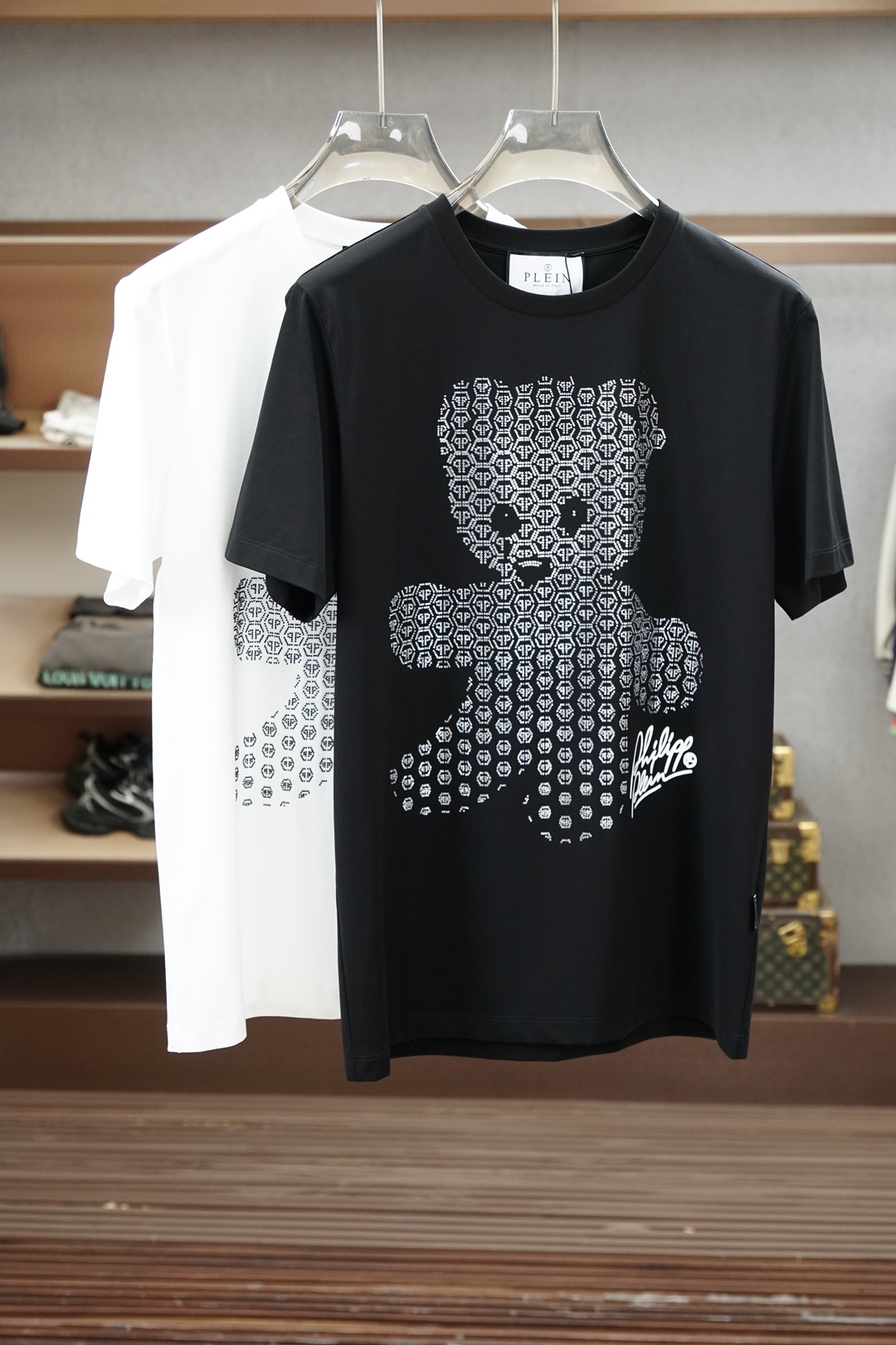 NO:911830,PP-26 new spring and summer short-sleeved chest round-neck short-sleeved T-shirt, made of high-count and high-density 80-count double-strand mercerized cotton, the upper body is comfortable and breathable, soft, delicate and micro-elastic, high-quality fabric; color black, white, size S ~19860909PP-26春夏新品短袖胸前重工烫钻logo圆领短袖T恤,采用高支数高密度80支双股丝光棉,上身舒适透气、柔软细腻微弹、高品质面料； 颜色黑色、白色 尺码S～XXXL（黑白可定制4XL、5XL,奕可定制纯棉面料）,,T-shirt,tees，t-shirt,,Men's clothing