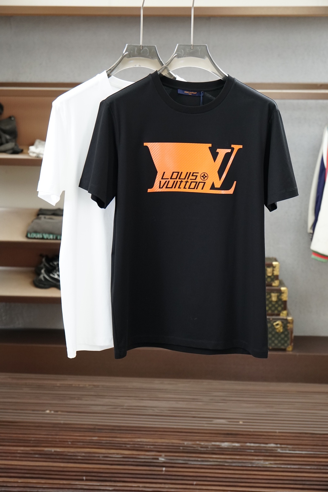 NO:911806,LV Louis Vuitton/26 spring and summer new short-sleeved chest printed/logo round-neck short-sleeved T-shirt, made of high-count and high-density 80-count double-strand mercerized cotton, the upper body is comfortable and breathable, soft, delicate and micro-elastic, high-quality fabric; color black, white, size S ~ XXXL (black and white can be customized 4XL, 5XL, Yi can customize pure cotton fabric),, louis vuitton, louis  vuitton,T-shirt,tees,t-shirt,19860909LV 路易威登/26春夏新品短袖胸前印花/logo圆领短袖T恤,采用高支数高密度80支双股丝光棉,上身舒适透气、柔软细腻微弹、高品质面料； 颜色黑色、白色 尺码S～XXXL（黑白可定制4XL、5XL,奕可定制纯棉面料）,,louis vuitton,louis vuitton,T-shirt,tees，t-shirt,,Men's clothing