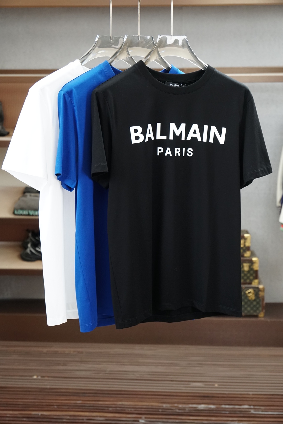 NO:911811,Balmain/26 new spring and summer short-sleeved chest printed/logo round-neck short-sleeved T-shirt, made of high-count and high-density 80-count double-strand mercerized cotton, the upper body is comfortable and breathable, soft, delicate and micro-elastic, high-quality fabric; color black, white blue, size S ~19860909巴尔曼/26春夏新品短袖胸前印花/logo圆领短袖T恤,采用高支数高密度80支双股丝光棉,上身舒适透气、柔软细腻微弹、高品质面料； 颜色黑色、白色兰, 尺码S～XXXL（黑白可定制4XL、5XL,奕可定制纯棉面料）,,balmain,T-shirt,tees，t-shirt,,Men's clothing