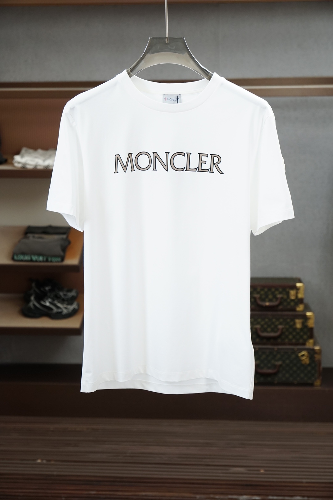 NO:911821,Mengkou-26 new spring and summer short-sleeved chest printed/logo round-neck short-sleeved T-shirt, made of high-count and high-density 80-count double-strand mercerized cotton, the upper body is comfortable and breathable, soft, delicate and micro-elastic, high-quality fabric; color black, white blue, size S ~19860909蒙口-26春夏新品短袖胸前印花/logo圆领短袖T恤,采用高支数高密度80支双股丝光棉,上身舒适透气、柔软细腻微弹、高品质面料； 颜色黑色、白色兰, 尺码S～XXXL（黑白可定制4XL、5XL,奕可定制纯棉面料）,,Moncler,T-shirt,tees，t-shirt,,Men's clothing