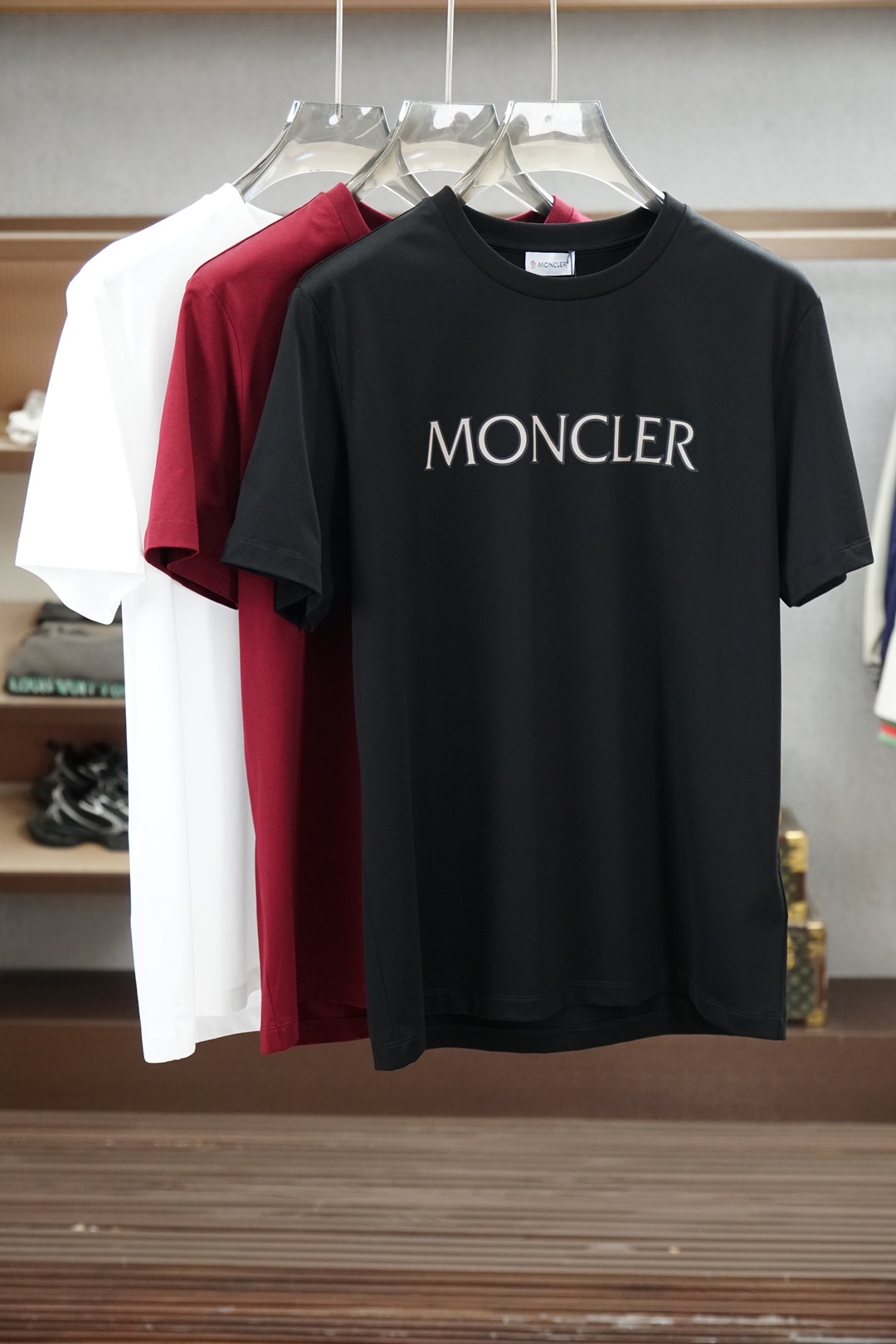 NO:911816,Covered mouth/26 new spring and summer short-sleeved chest printed/logo round-neck short-sleeved T-shirt, made of high-count and high-density 80-count double-strand mercerized cotton, the upper body is comfortable and breathable, soft, delicate and micro-elastic, high-quality fabric; color black, white and red, size S ~19860909蒙口/26春夏新品短袖胸前印花/logo圆领短袖T恤,采用高支数高密度80支双股丝光棉,上身舒适透气、柔软细腻微弹、高品质面料； 颜色黑色、白色红 尺码S～XXXL（黑白可定制4XL、5XL,奕可定制纯棉面料）,,Moncler,T-shirt,tees，t-shirt,,Men's clothing