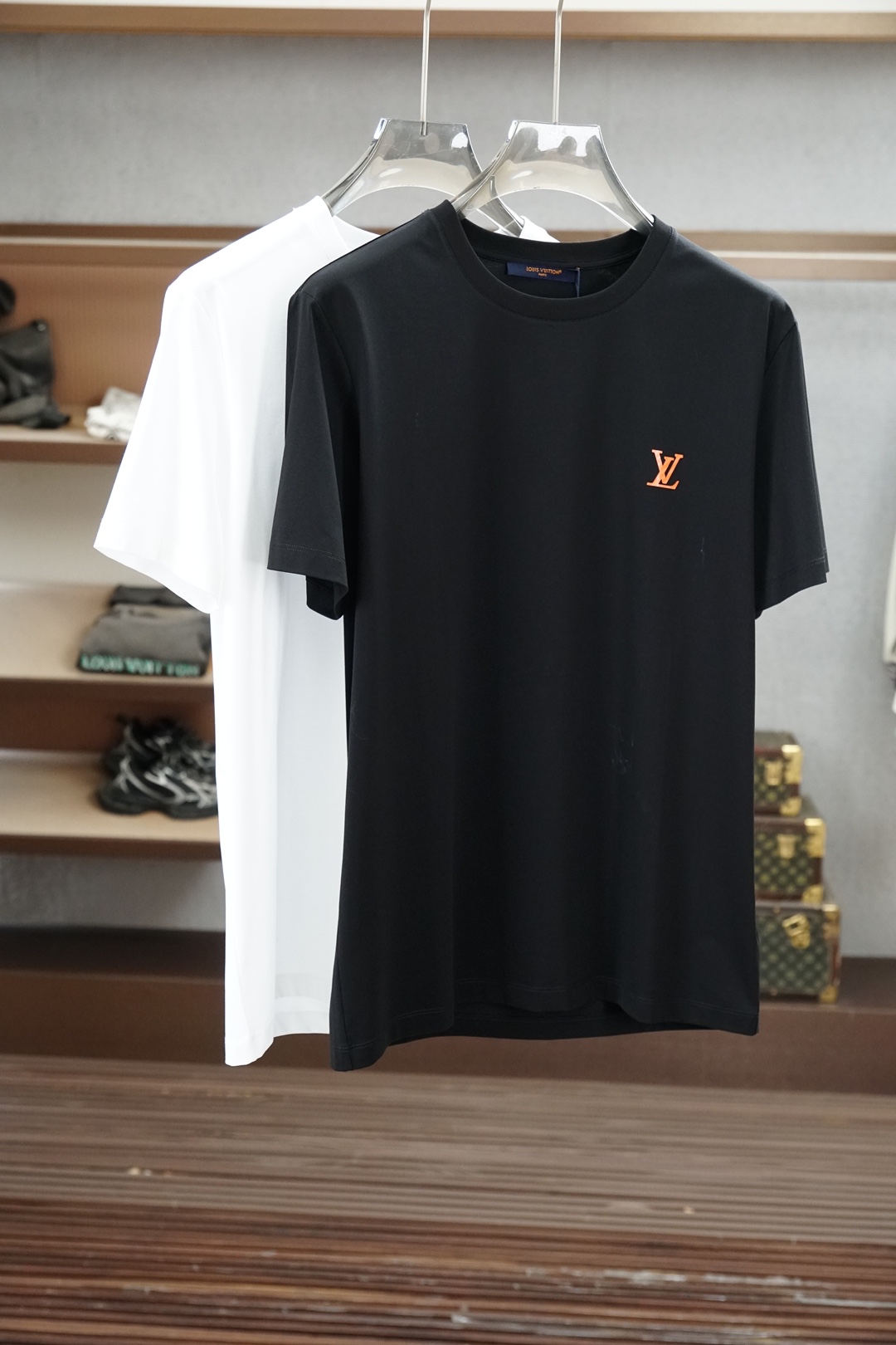 NO:911857,Lv Louis Vuitton/26 spring and summer new short-sleeved chest printed/logo round-neck short-sleeved T-shirt, made of high-count and high-density 80-count double-strand mercerized cotton, the upper body is comfortable and breathable, soft, delicate and micro-elastic, high-quality fabric; color black, white blue, size S ~ XXXL (black and white can be customized 4XL, 5XL, Yi can customize pure cotton fabric),, louis vuitton, louis  vuitton,T-shirt,tees,t-shirt,19860909Lv 路易威登/26春夏新品短袖胸前印花/logo圆领短袖T恤,采用高支数高密度80支双股丝光棉,上身舒适透气、柔软细腻微弹、高品质面料； 颜色黑色、白色兰, 尺码S～XXXL（黑白可定制4XL、5XL,奕可定制纯棉面料）,,louis vuitton,louis vuitton,T-shirt,tees，t-shirt,,Men's clothing