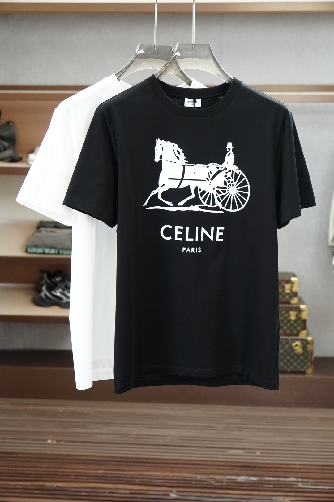 NO:911827,Celine/Selin-26 new spring and summer short-sleeved chest printed/logo round-neck short-sleeved T-shirt, made of high-count and high-density 80-count double-strand mercerized cotton, the upper body is comfortable and breathable, soft, delicate and micro-elastic, high-quality fabric; color black, white blue, size S～XXXL (black and white can be customized 4XL, 5XL, Yi can customize pure cotton fabric),,celine,T-shirt,tees,t-shirt,19860909Celine/色林-26春夏新品短袖胸前印花/logo圆领短袖T恤,采用高支数高密度80支双股丝光棉,上身舒适透气、柔软细腻微弹、高品质面料； 颜色黑色、白色兰, 尺码S～XXXL（黑白可定制4XL、5XL,奕可定制纯棉面料）,,celine,T-shirt,tees，t-shirt,,Men's clothing