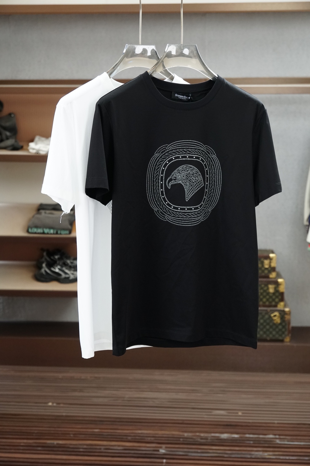 NO:911832,Stephen/26 new spring and summer short-sleeved chest-hot diamond-logo round-neck short-sleeved T-shirt, made of high-count and high-density 80-count double-strand mercerized cotton, the upper body is comfortable and breathable, soft, delicate and micro-elastic, high-quality fabric; color black, white, size S ~ XXXL (black and white can be customized 4XL, 5XL, Yi can customize pure cotton fabric),, T-shirt, tees, t-shirt,19860909史蒂芬/26春夏新品短袖胸前烫钻-logo圆领短袖T恤,采用高支数高密度80支双股丝光棉,上身舒适透气、柔软细腻微弹、高品质面料； 颜色黑色、白色 尺码S～XXXL（黑白可定制4XL、5XL,奕可定制纯棉面料）,,T-shirt,tees，t-shirt,,Men's clothing