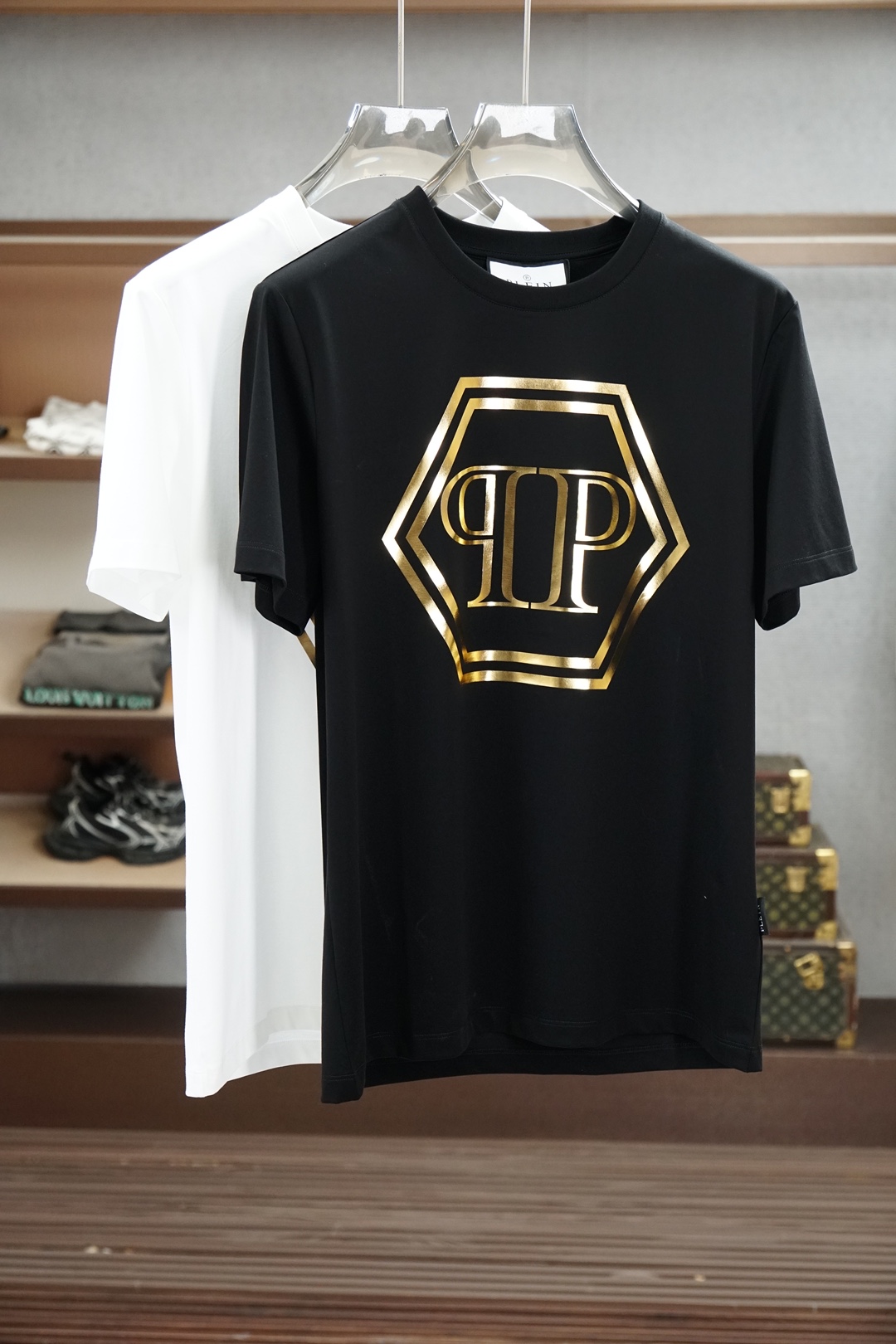 NO:911839,PP/26 new spring and summer short-sleeved chest printed/logo round-neck short-sleeved T-shirt, made of high-count and high-density 80-count double-strand mercerized cotton, the upper body is comfortable and breathable, soft, delicate and micro-elastic, high-quality fabric; color black, white blue, size S ~ XXXL (black and white can be customized 4XL, 5XL, Yi can customize pure cotton fabric), T-shirt, tees, t-shirt,19860909PP/26春夏新品短袖胸前印花/logo圆领短袖T恤,采用高支数高密度80支双股丝光棉,上身舒适透气、柔软细腻微弹、高品质面料； 颜色黑色、白色兰, 尺码S～XXXL（黑白可定制4XL、5XL,奕可定制纯棉面料）,,T-shirt,tees，t-shirt,,Men's clothing