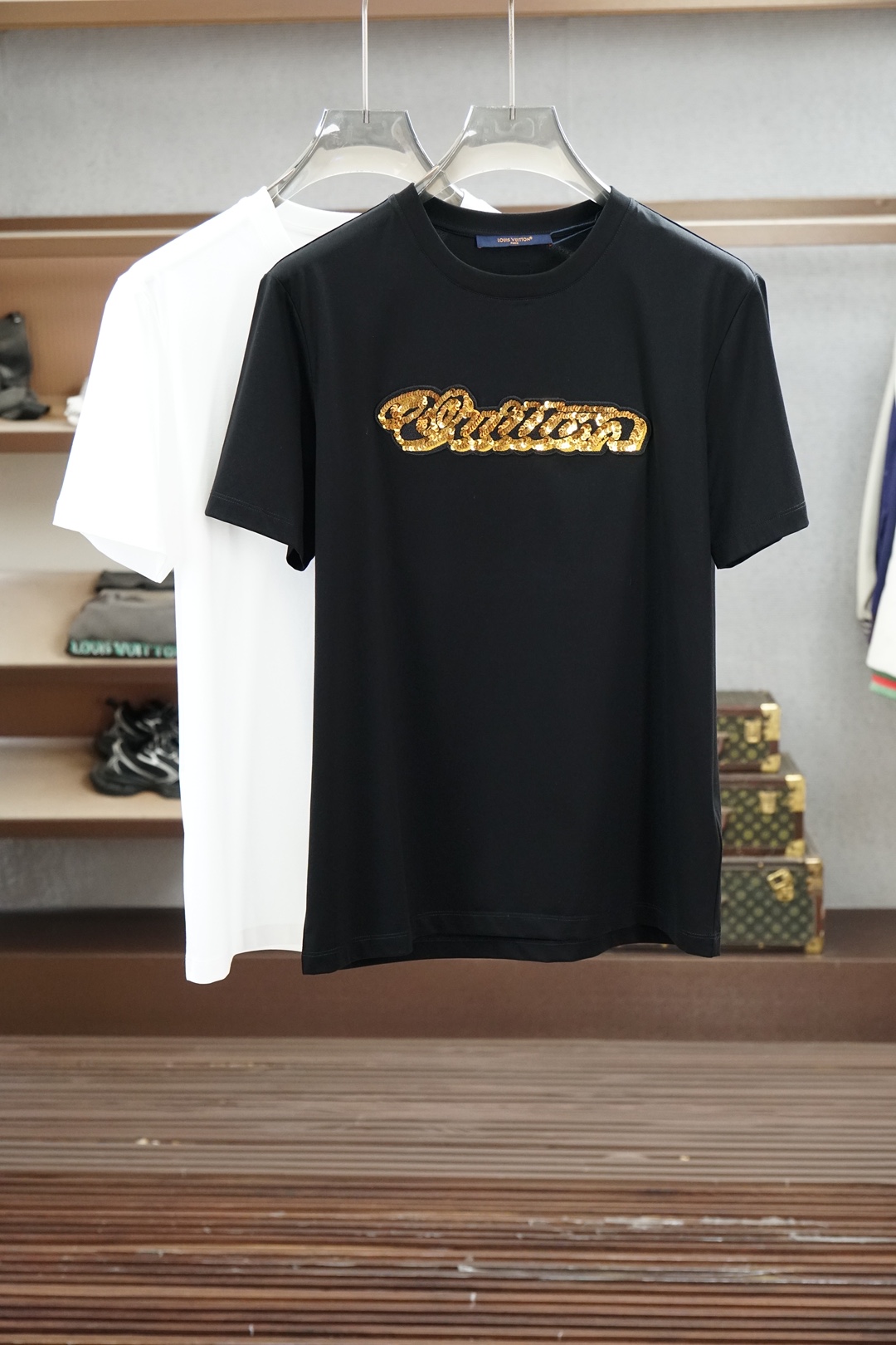 NO:911843,Lv Louis Vuitton, 26 spring and summer new arrivals, short-sleeved chest, custom-made sequins, logo round-neck short-sleeved T-shirt, made of high-count and high-density 80-count double-strand mercerized cotton, the upper body is comfortable and breathable, soft, delicate and micro-elastic, high-quality fabric; color black, white, size S ~ XXXL (black and white can be customized 4XL, 5XL, Yi can customize pure cotton fabric),, louis vuitton, louis  vuitton,T-shirt,tees,t-shirt,19860909Lv 路易威登,26春夏新品短袖胸前手工闪片定制,logo圆领短袖T恤,采用高支数高密度80支双股丝光棉,上身舒适透气、柔软细腻微弹、高品质面料； 颜色黑色、白色 尺码S～XXXL（黑白可定制4XL、5XL,奕可定制纯棉面料）,,louis vuitton,louis vuitton,T-shirt,tees，t-shirt,,Men's clothing