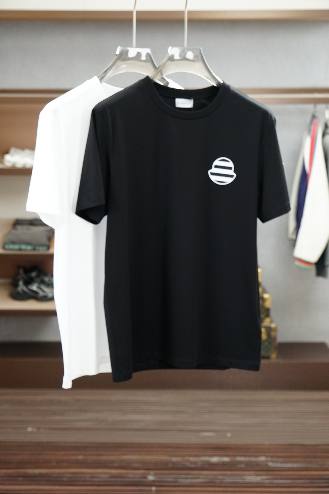 NO:911853,Covered mouth/26 new spring and summer short-sleeved chest printed/logo round-neck short-sleeved T-shirt, made of high-count and high-density 80-count double-strand mercerized cotton, the upper body is comfortable and breathable, soft, delicate and micro-elastic, high-quality fabric; color black, white blue, size S ~19860909蒙口/26春夏新品短袖胸前印花/logo圆领短袖T恤,采用高支数高密度80支双股丝光棉,上身舒适透气、柔软细腻微弹、高品质面料； 颜色黑色、白色兰, 尺码S～XXXL（黑白可定制4XL、5XL,奕可定制纯棉面料）,,Moncler,T-shirt,tees，t-shirt,,Men's clothing