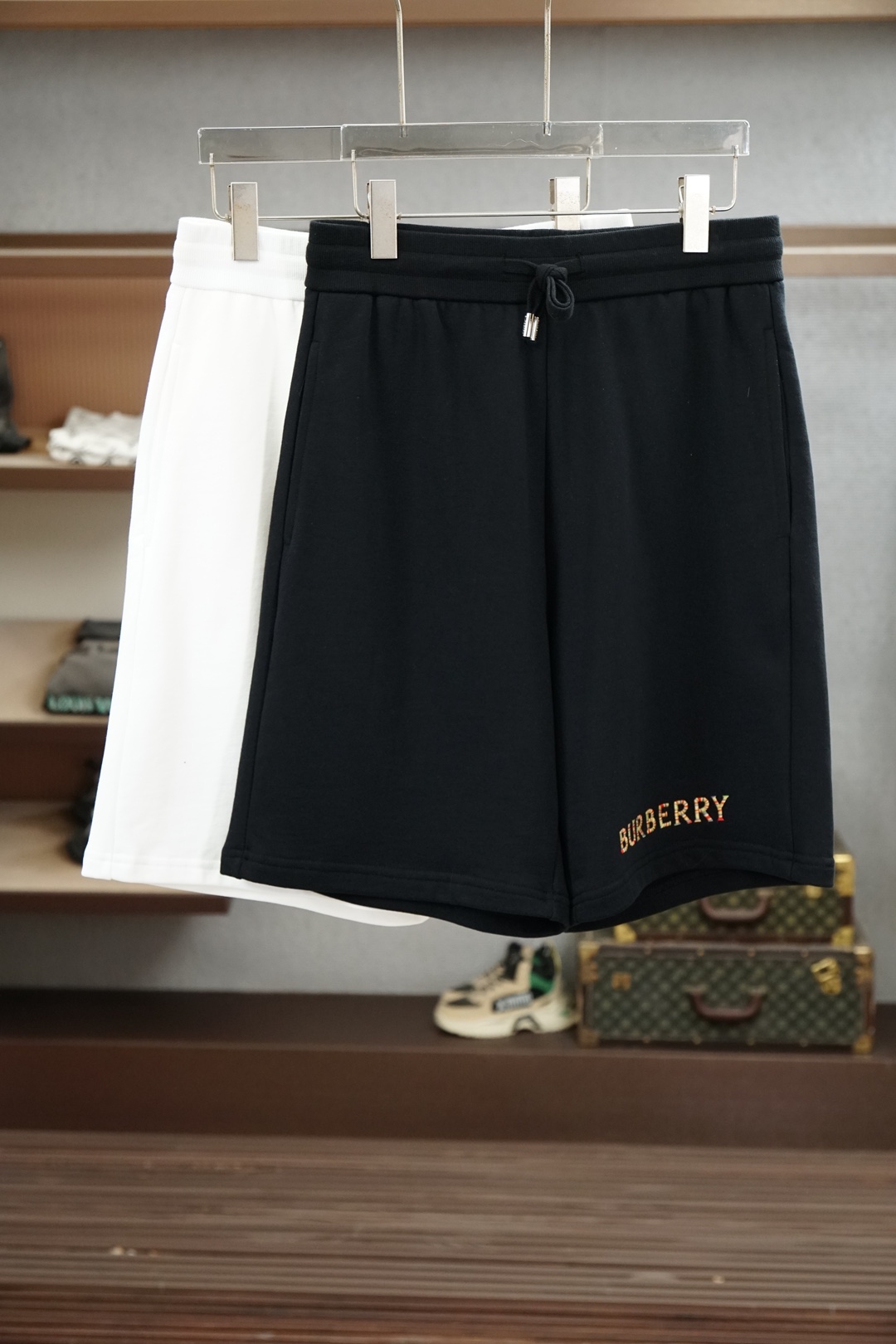NO:911849,BBR Burberry/2026 popular shorts, selected ultra-thin polyester fiber fabric, smooth and comfortable wearing logo, full of high-end style. The details of the hemming and routing process are meticulous and perfect, and the natural environmentally friendly dyes prevent the material from becoming hard and compact. Enjoy the fresh breath of summer. Sizes M～3XL,, burberry, shorts,19860909BBR巴宝莉/2026爆款短裤,精选超薄聚酯纤维面料,细滑舒适的穿着感Logo满满高级感风格.细节包边走线工艺细致完美,天然环保染料杜绝材料组织发硬板结.尽享夏日清新气息. 尺码M～3XL,,burberry,shorts,,Men's clothing