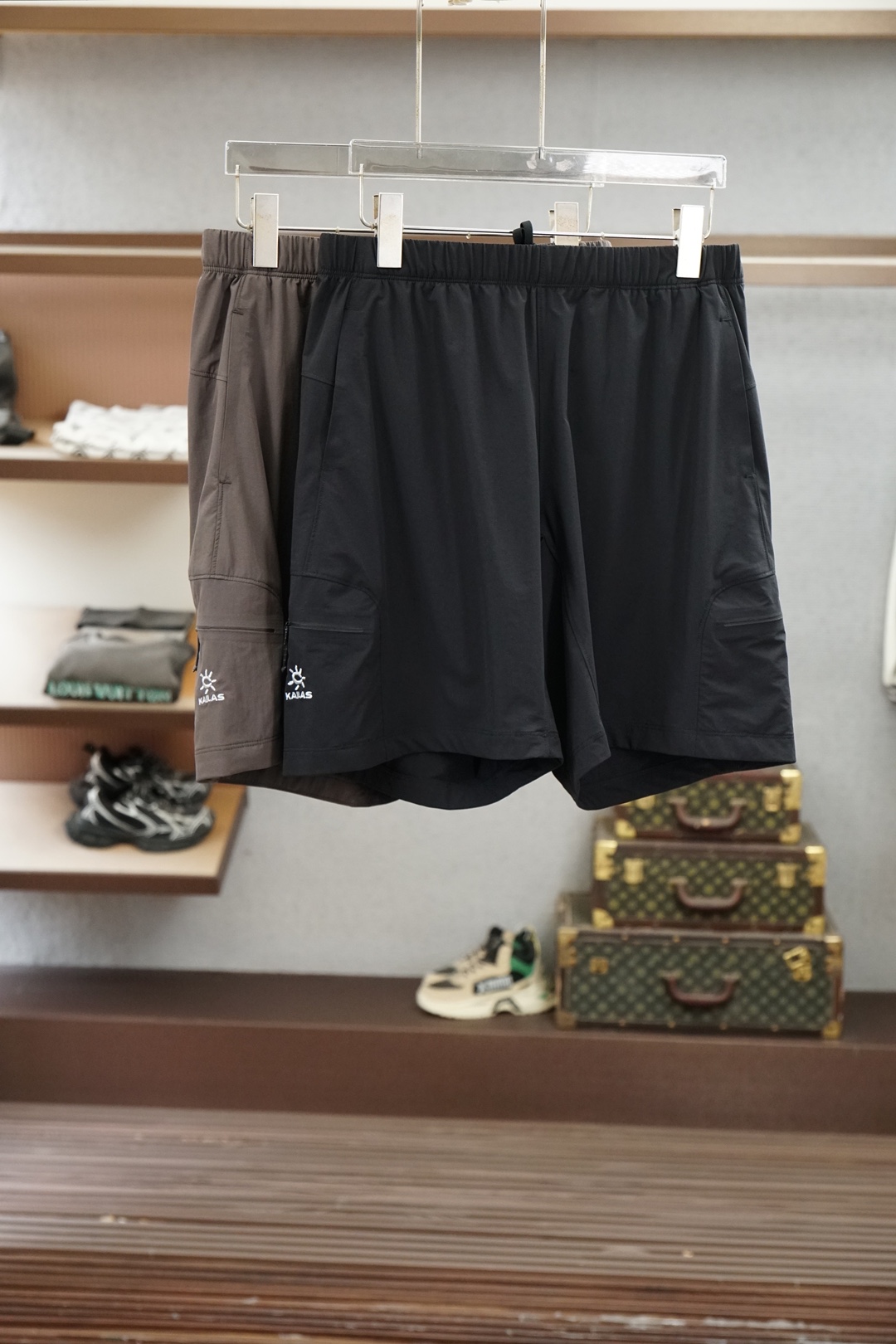 NO:911858,Kailer Stone/2026 popular shorts, made of ultra-thin polyester fiber fabric, smooth and comfortable wearing logo, full of high-end style. The details of the hemming and routing process are meticulous and perfect, and the natural environmentally friendly dyes prevent the material from becoming hard and compact. Enjoy the fresh breath of summer. Sizes M～3XL,,shorts,19860909凯乐石/2026爆款短裤,精选超薄聚酯纤维面料,细滑舒适的穿着感Logo满满高级感风格.细节包边走线工艺细致完美,天然环保染料杜绝材料组织发硬板结.尽享夏日清新气息. 尺码M～3XL,,shorts,,Men's clothing