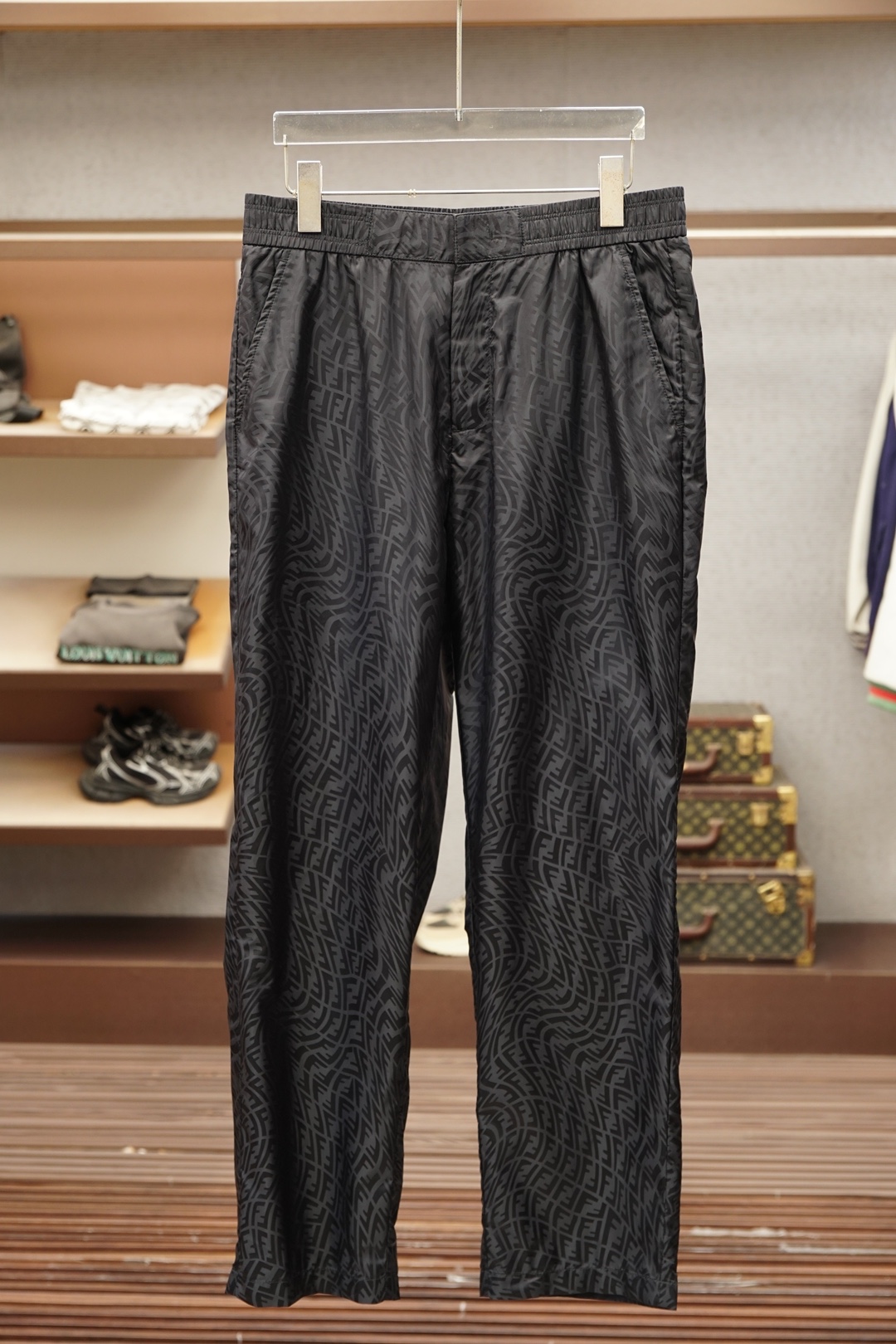 NO:911873,Fendi-2026ss new cotton drawstring straight-leg sweatpants are embellished with classic logo straps. They are comfortable and versatile and will never go out of style. They can be worn at home or at work when running!  Made of imported terry cotton fabric supplied by customers, the fabric is comfortable and soft, and the texture of the fabric is high-end. The trousers are simple with clear and delicate micro-marking letters. The casual and basic cut fits the human leg shape perfectly. The high-elastic elastic waistband + fashionable drawstring design make the wearing more comfortable and not tight. Size M-3XL,,fendi,19860909芬迪-2026ss新款棉质抽绳直筒卫裤经典的徽标带饰点缀,穿着舒适百搭永不过时无论跑步居家上班都搭配！客供进口毛圈棉质面料打造而成,面料舒适柔软,面料质感高级,裤身简约微标字母清晰细腻,休闲基础的版型裁剪,完美贴合人体腿型,高弹力松紧裤腰＋时尚的抽绳设计,让穿着更加舒适不紧绷.尺码M-3XL,,fendi,,Men's clothing