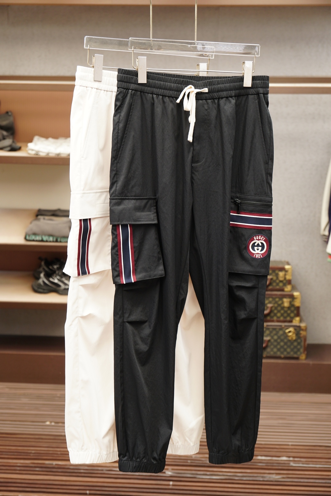 NO:911878,Gucci - 2026ss new cotton drawstring straight-leg sweatpants with classic logo strap embellishment, comfortable and versatile, never go out of style, suitable for running at home and work!  Made from imported terry cotton fabrics supplied by customers, the fabrics are comfortable and soft, and the texture of the fabrics is high-end. The trousers are simple and have clear and delicate micro-marking letters. The casual and basic cut fits the human leg shape perfectly. The high-elastic elastic waistband + fashionable drawstring design make the wearing more comfortable and not tight. Sizes M-3XL,,gucci,19860909古驰-2026ss新款棉质抽绳直筒卫裤经典的徽标带饰点缀,穿着舒适百搭永不过时无论跑步居家上班都搭配！客供进口毛圈棉质面料打造而成,面料舒适柔软,面料质感高级,裤身简约微标字母清晰细腻,休闲基础的版型裁剪,完美贴合人体腿型,高弹力松紧裤腰＋时尚的抽绳设计,让穿着更加舒适不紧绷.尺码M-3XL,,gucci,,Men's clothing