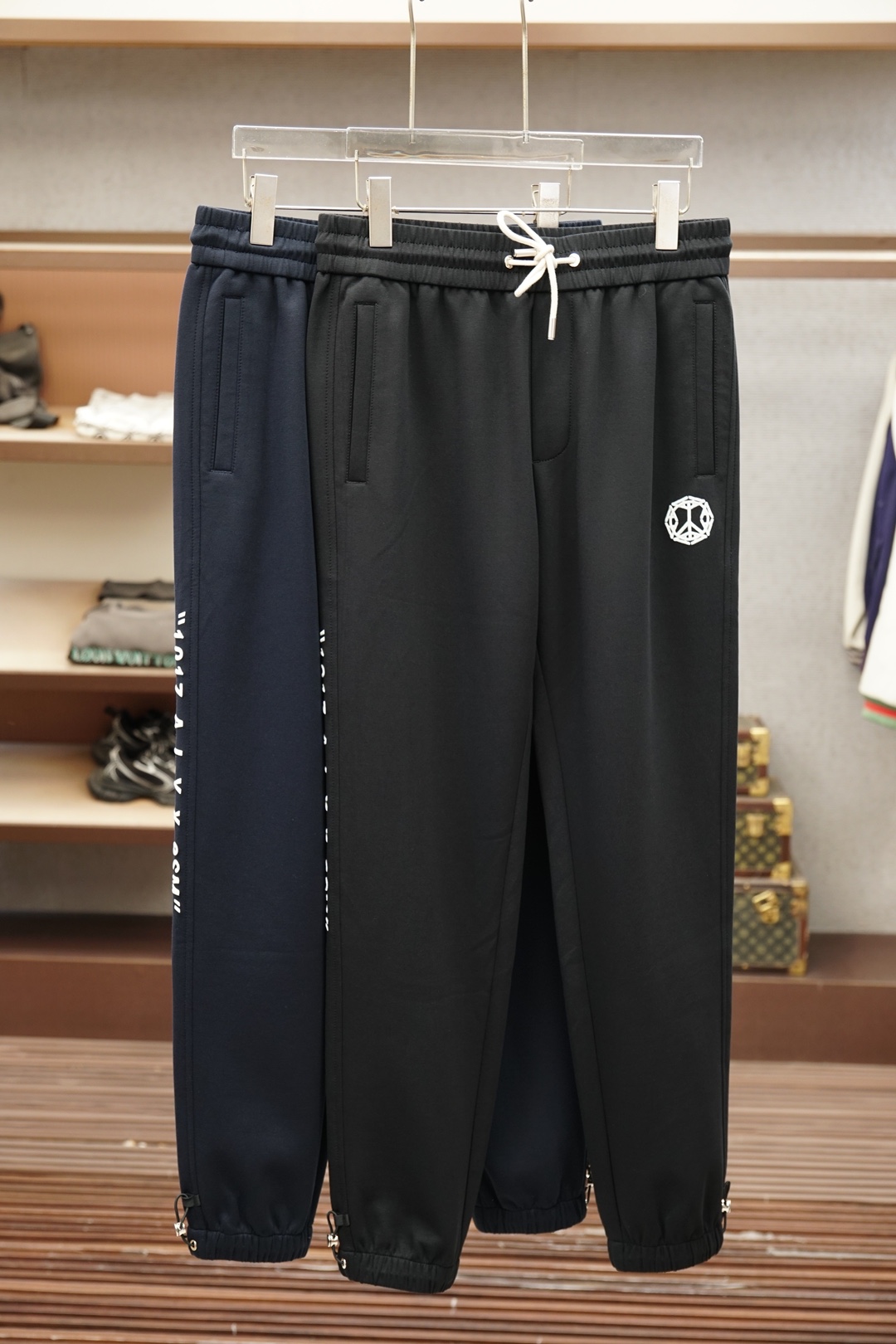 NO:911883,Mengkou-2026ss new cotton drawstring straight-leg sweatpants with classic logo strap embellishment, comfortable and versatile to wear and never go out of style, no matter running, home or work!  Made of imported terry cotton fabric supplied by customers, the fabric is comfortable and soft, and the fabric texture is high-end. The trousers are simple and have clear and delicate micro-marking letters. The casual and basic cut fits the human leg shape perfectly. The high-elastic elastic waistband + fashionable drawstring design make the wearing more comfortable and not tight. Sizes M-3XL, Moncler,19860909蒙口-2026ss新款棉质抽绳直筒卫裤经典的徽标带饰点缀,穿着舒适百搭永不过时无论跑步居家上班都搭配！客供进口毛圈棉质面料打造而成,面料舒适柔软,面料质感高级,裤身简约微标字母清晰细腻,休闲基础的版型裁剪,完美贴合人体腿型,高弹力松紧裤腰＋时尚的抽绳设计,让穿着更加舒适不紧绷.尺码M-3XL,,Moncler,,Men's clothing