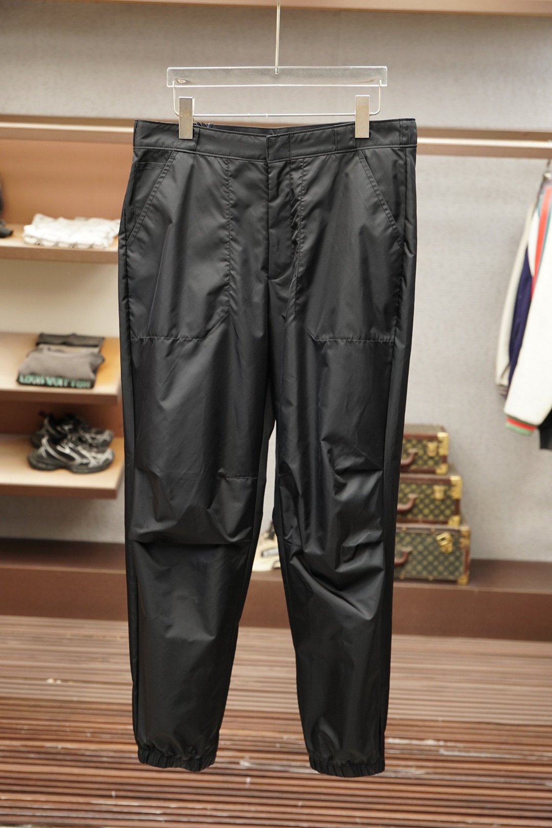 NO:911888,Prada/6 summer ultra-thin men's casual pants, ultra-thin elastic ice silk fabric casual pants, the latest upper body version is invincible!  You can definitely close your eyes and close your eyes. This type of pants is very versatile and has an elastic waist. It can be worn in daily work and outdoor sports. It is the perfect combination of fashion, leisure and outdoor sports, so it is your best choice whether you wear it daily or outdoors. Extreme comfort and quick perspiration are the most popular focus, improving the wearing comfort. It is suitable for aerobic exercise and cross-country running. This type of running casual pants has an extremely wide range of applications, allowing you to naturally maintain your love for sports in the summer, and can also be worn in leisure life.  Size M-3xl,,prada,prada,19860909Prada普拉达/6夏款超薄男士休闲裤 超薄弹力冰丝 面料休闲裤,最新款上身版型无敌正！ 绝对可以闭眼收的一款 此款裤子非常百搭,弹力腰围,日常上班 户外运动都可以穿着,是时尚休闲与户外运动的完美结合,所以无论您平时穿或者户外穿都是您的最佳选择. 极致舒适和快速排汗是备受青睐的重点,提升穿着舒适度,适合有氧运动和越野跑条件下穿着,此款是一件适用范围极其广泛的跑步休闲裤,让你在夏天自然可以保持对运动热爱,也可以在休闲生活中穿着 尺码M-3xl,,prada,prada,,Men's clothing