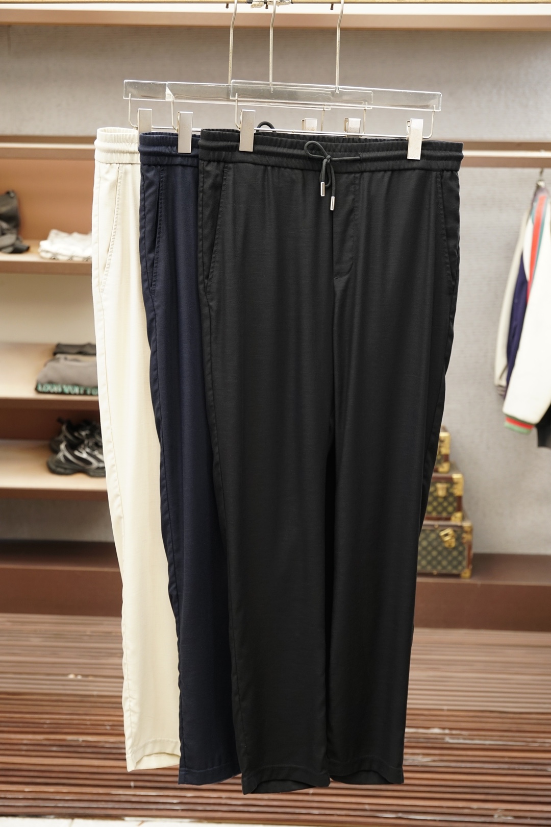 NO:911891,LP 2026 spring and summer high-end casual pants. These sweatpants really have 'low-key luxury' on your body!  Absolutely amazing!  The soft and skin-friendly linen Tencel fabric makes it easy to walk without looking bulky. The contrasting drawstrings and embroidered logo of the same color are ecstatic in details, low-key and unobtrusive. The straight version has a lot of fat, and even pear-shaped/thick-legged sisters can easily control it. It is perfect for daily wear with white T-shirts and sweatshirts. You can switch between commuting/leisure/walking with one click, and it gives you a sense of laziness~ As expected of LP, it balances comfort and high-end just right, and you don’t want to take it off when you put it on!  ,,loro piana,hoodie,sweatshirts,19860909LP 2026春夏高货休闲裤 这条卫裤真的把「低调奢华」焊在身上了！ 垂感绝了！软糯亲肤的亚麻天丝面料,走路带风还不显臃肿 撞色抽绳+同色系刺绣logo,细节控狂喜,低调不张扬 直筒版型巨藏肉,梨形/腿粗姐妹也能轻松驾驭 日常配白T、卫衣都很绝,通勤/休闲/遛弯一键切换,慵懒感拉满～ 不愧是LP,把舒适和高级感平衡得刚刚好,穿上就不想脱下来！,,loro piana,hoodie,sweatshirts,,Men's clothing