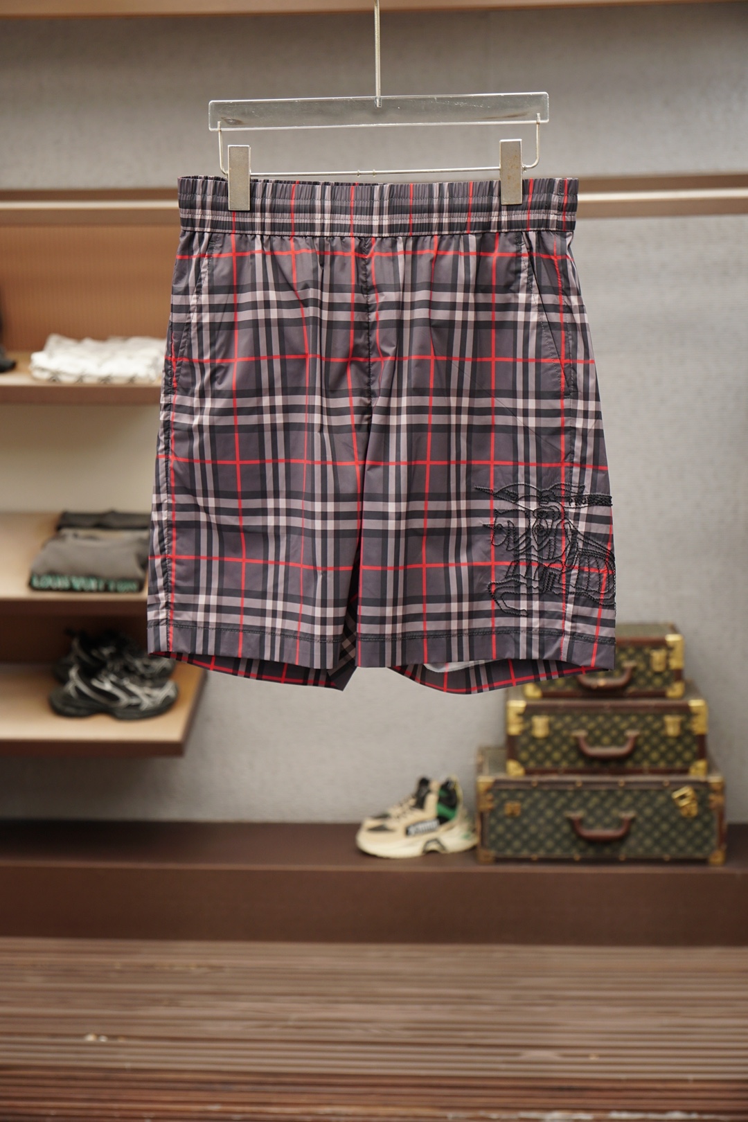 NO:911850,Burberry/2026 popular shorts, made of ultra-thin polyester fiber fabric, smooth and comfortable wearing logo, full of high-end style. The details of the hemming and routing process are meticulous and perfect, and the natural environmentally friendly dyes prevent the material from becoming hard and compact. Enjoy the fresh breath of summer. Sizes M～3XL,, burberry, shorts,19860909巴宝莉/2026爆款短裤,精选超薄聚酯纤维面料,细滑舒适的穿着感Logo满满高级感风格.细节包边走线工艺细致完美,天然环保染料杜绝材料组织发硬板结.尽享夏日清新气息. 尺码M～3XL,,burberry,shorts,,Men's clothing