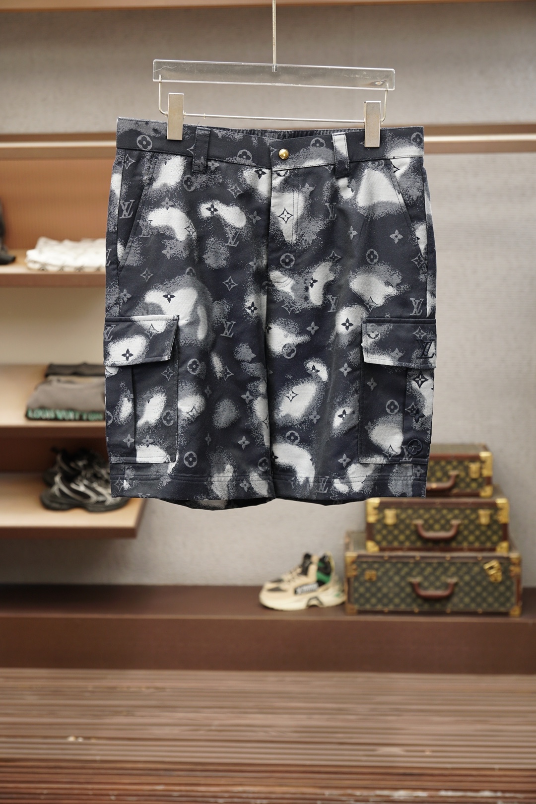 NO:911855,LV/2026 popular shorts, made of ultra-thin polyester fiber fabric, smooth and comfortable wearing logo, full of high-end style. Detailed hemming and routing technology are meticulous and perfect, and natural environmentally friendly dyes prevent the material from becoming hard and compact. Enjoy the freshness of summer. Sizes M～3XL,, louis vuitton, shorts,19860909LV/2026爆款短裤,精选超薄聚酯纤维面料,细滑舒适的穿着感Logo满满高级感风格.细节包边走线工艺细致完美,天然环保染料杜绝材料组织发硬板结.尽享夏日清新气息. 尺码M～3XL,,louis vuitton,shorts,,Men's clothing