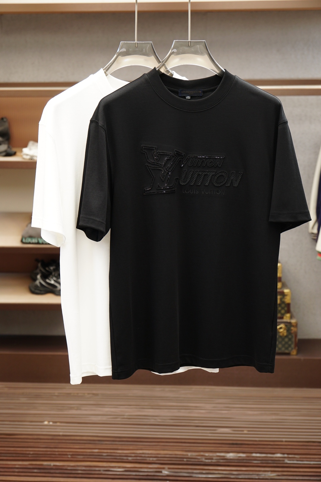 NO:911859,LV-1.1 top replica, 2026 latest men's round neck short-sleeved T-shirt real shot, top quality three-dimensional tailoring, customized soft light cotton fabric, comfortable and breathable!  Customized brand logo embellishment ~ Charming and charming, the hand is delicate and soft, the upper body is comfortable and breathable, the style of a big brand is luxurious and elegant, the texture can only be imported and customized from Italy, versatile style, easy to wear, fine and meticulous workmanship, absolutely worth it!  Size M-4XL,,louis vuitton,T-shirt,tees,t-shirt,19860909LV-1.1顶级复刻,2026最新男士圆领短袖T恤实物拍摄顶级好货立体剪裁 定制柔光棉面料,舒适透气！定制品牌logo标点缀～迷人魅力手感细腻柔软, 上身舒适透气 ,大牌风范 奢华大气 进口意大利定制才有的质感 百搭款式 穿着不挑人 ,做工精细一丝不苟 ,绝对值得的好货！ 码数M-4XL,,louis vuitton,T-shirt,tees，t-shirt,,Men's clothing
