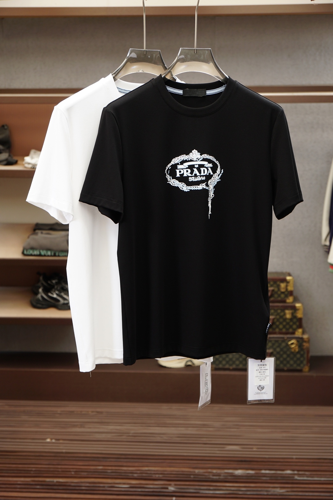 NO:911864,Prada-1.1 top replica, 2026 latest men's round neck short-sleeved T-shirt real shot, top quality goods, three-dimensional tailoring, customized soft light cotton fabric, comfortable and breathable!  Customized brand logo embellishment ~ Charming and charming, the hand is delicate and soft, the upper body is comfortable and breathable, the style of a big brand is luxurious and elegant, the texture can only be imported and customized from Italy, versatile style, easy to wear, fine and meticulous workmanship, absolutely worth it!  Size M-4XL,,prada,T-shirt,tees,t-shirt,19860909普拉达-1.1顶级复刻,2026最新男士圆领短袖T恤实物拍摄顶级好货立体剪裁 定制柔光棉面料,舒适透气！定制品牌logo标点缀～迷人魅力手感细腻柔软, 上身舒适透气 ,大牌风范 奢华大气 进口意大利定制才有的质感 百搭款式 穿着不挑人 ,做工精细一丝不苟 ,绝对值得的好货！ 码数M-4XL,,prada,T-shirt,tees，t-shirt,,Men's clothing