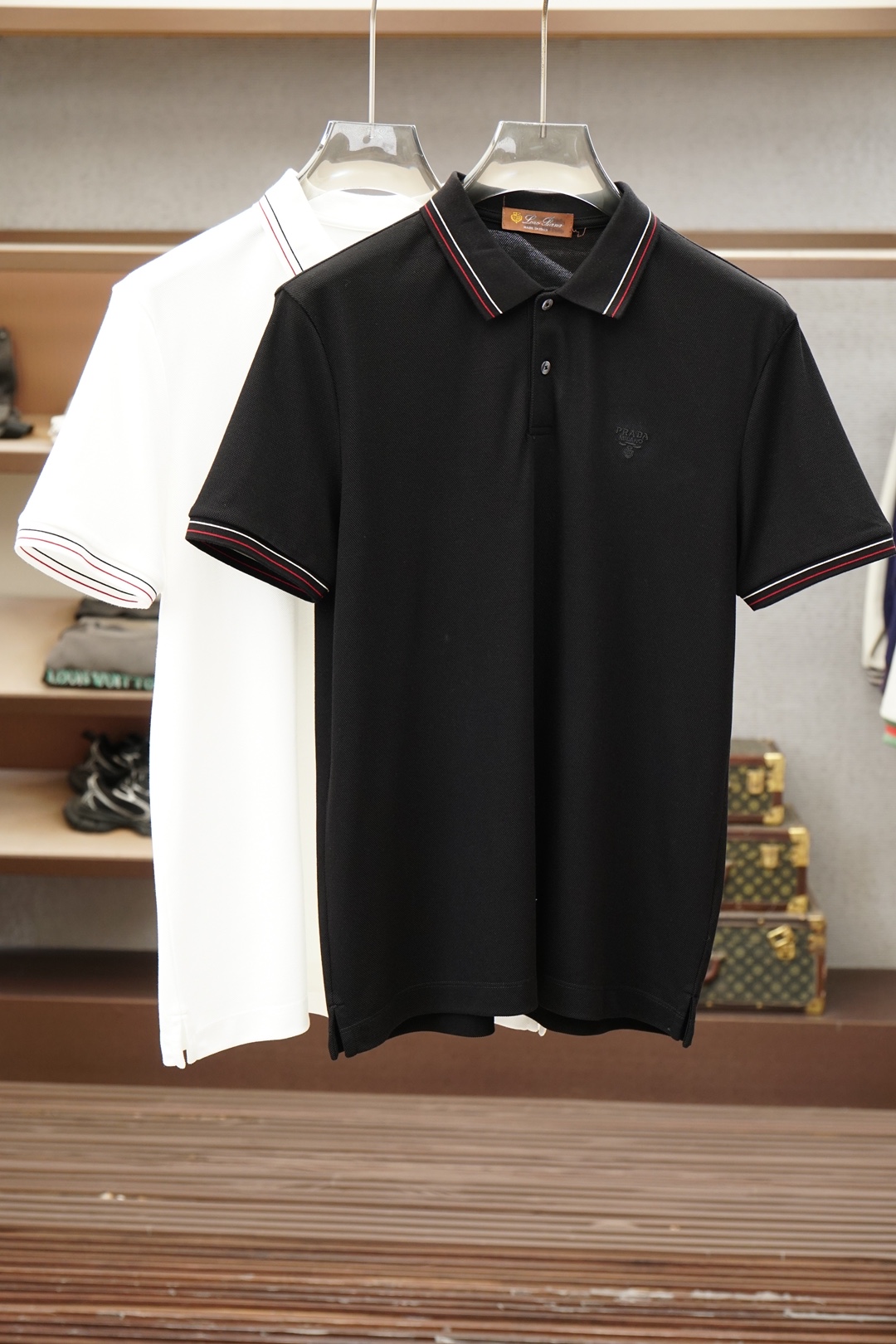 NO:911869,Prada-1.1 top replica, 2026 latest men's polo short-sleeved T-shirt real shot, top quality goods, three-dimensional tailoring, customized soft light cotton fabric, comfortable and breathable!  Customized brand logo embellishment ~ Charming and charming, the hand is delicate and soft, the upper body is comfortable and breathable, the style of a big brand is luxurious and elegant, the texture can only be imported and customized from Italy, versatile style, easy to wear, fine and meticulous workmanship, absolutely worth it!  Size M-4XL,,prada,T-shirt,tees,t-shirt,19860909普拉达-1.1顶级复刻,2026最新男士polo短袖T恤实物拍摄顶级好货立体剪裁 定制柔光棉面料,舒适透气！定制品牌logo标点缀～迷人魅力手感细腻柔软, 上身舒适透气 ,大牌风范 奢华大气 进口意大利定制才有的质感 百搭款式 穿着不挑人 ,做工精细一丝不苟 ,绝对值得的好货！ 码数M-4XL,,prada,T-shirt,tees，t-shirt,,Men's clothing