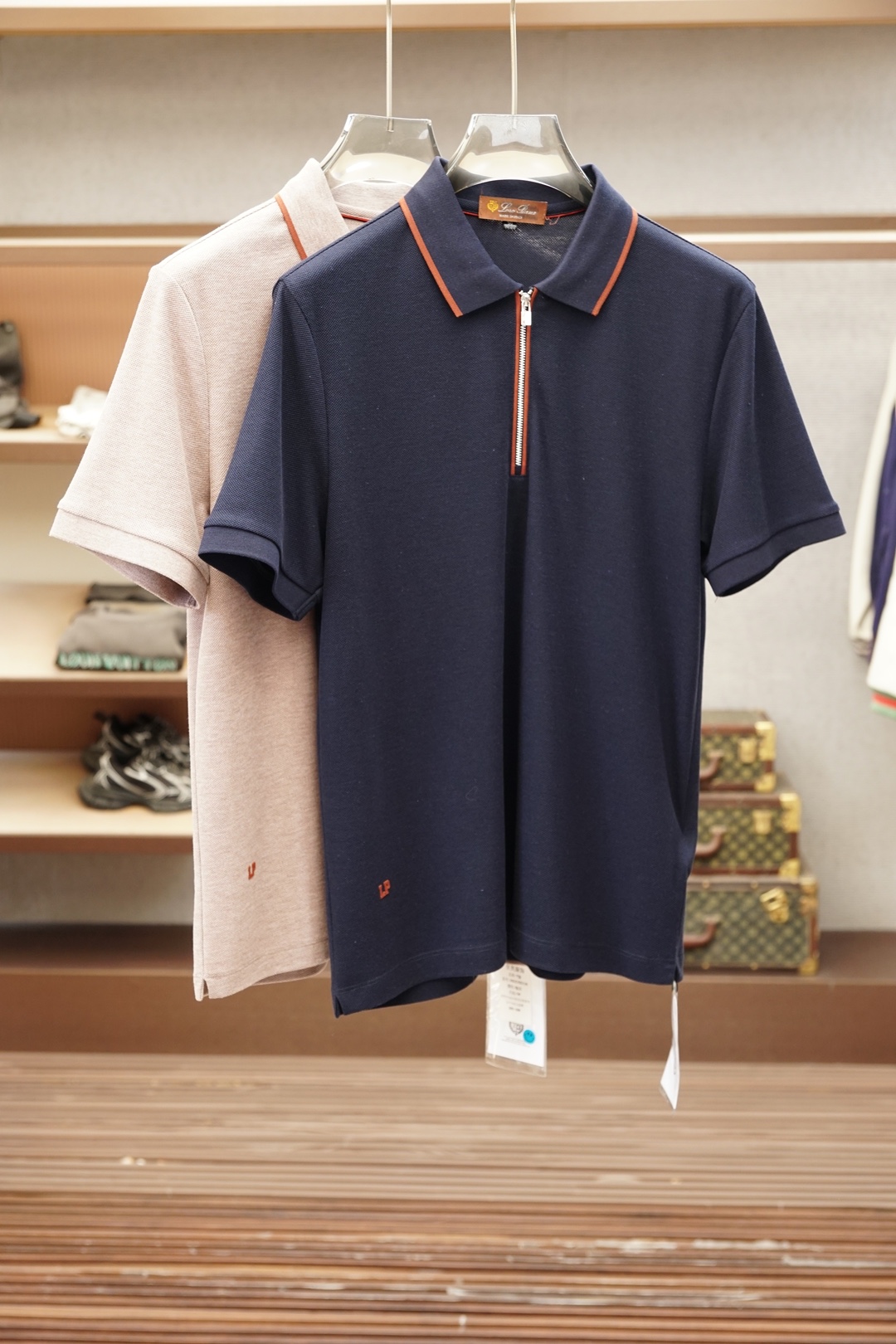 NO:911874,LP-1.1 top replica, 2026 latest men's plol short-sleeved shirt, real shot, top quality goods, three-dimensional tailoring, customized soft light cotton fabric, comfortable and breathable!  Customized brand logo embellishment ~ Charming and charming, the hand is delicate and soft, the upper body is comfortable and breathable, the style of a big brand is luxurious and elegant, the texture can only be imported and customized from Italy, versatile style, easy to wear, fine and meticulous workmanship, absolutely worth it!  Size M-4XL,,loro piana,T-shirt,19860909LP-1.1顶级复刻,2026最新男士plol短袖恤实物拍摄顶级好货立体剪裁 定制柔光棉面料,舒适透气！定制品牌logo标点缀～迷人魅力手感细腻柔软, 上身舒适透气 ,大牌风范 奢华大气 进口意大利定制才有的质感 百搭款式 穿着不挑人 ,做工精细一丝不苟 ,绝对值得的好货！ 码数M-4XL,,loro piana,T-shirt,,Men's clothing