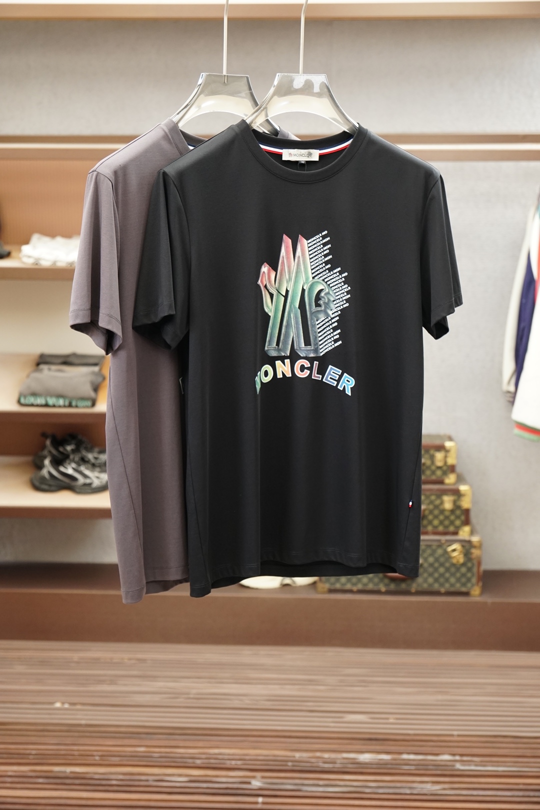 NO:911879,Mouth-1.1 top replica, 2026 latest men's round neck short-sleeved T-shirt real shot, top quality goods, three-dimensional tailoring, custom soft light cotton fabric, comfortable and breathable!  Customized brand logo embellishment ~ Charming and charming, the hand is delicate and soft, the upper body is comfortable and breathable, the style of a big brand is luxurious and elegant, the texture can only be imported and customized from Italy, versatile style, easy to wear, fine and meticulous workmanship, absolutely worth it!  Size M-4XL,,Moncler,T-shirt,tees,t-shirt,19860909蒙口-1.1顶级复刻,2026最新男士圆领短袖T恤实物拍摄顶级好货立体剪裁 定制柔光棉面料,舒适透气！定制品牌logo标点缀～迷人魅力手感细腻柔软, 上身舒适透气 ,大牌风范 奢华大气 进口意大利定制才有的质感 百搭款式 穿着不挑人 ,做工精细一丝不苟 ,绝对值得的好货！ 码数M-4XL,,Moncler,T-shirt,tees，t-shirt,,Men's clothing