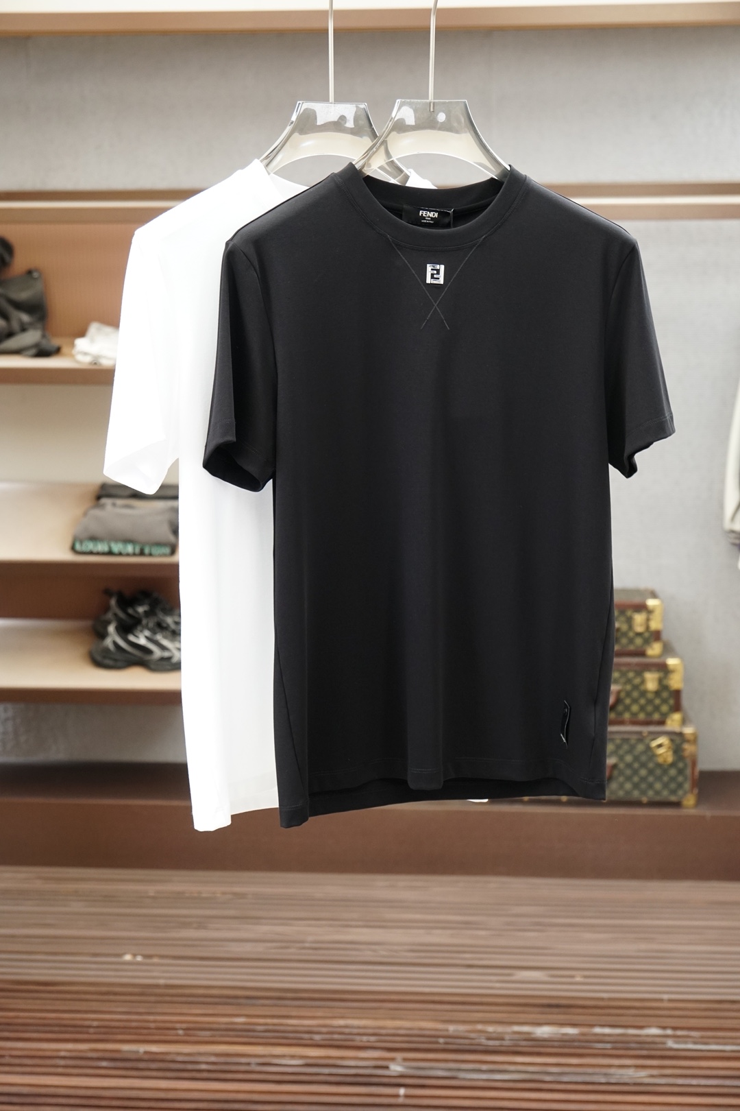 NO:911884,Fendi-1.1 top replica, 2026 latest men's round neck short-sleeved T-shirt real shot, top quality goods, three-dimensional tailoring, customized soft light cotton fabric, comfortable and breathable!  Customized brand logo embellishment ~ Charming and charming, the hand is delicate and soft, the upper body is comfortable and breathable, the style of a big brand is luxurious and elegant, the texture can only be imported and customized from Italy, versatile style, easy to wear, fine and meticulous workmanship, absolutely worth it!  Size M-4XL,,fendi,T-shirt,tees,t-shirt,19860909芬迪-1.1顶级复刻,2026最新男士圆领短袖T恤实物拍摄顶级好货立体剪裁 定制柔光棉面料,舒适透气！定制品牌logo标点缀～迷人魅力手感细腻柔软, 上身舒适透气 ,大牌风范 奢华大气 进口意大利定制才有的质感 百搭款式 穿着不挑人 ,做工精细一丝不苟 ,绝对值得的好货！ 码数M-4XL,,fendi,T-shirt,tees，t-shirt,,Men's clothing