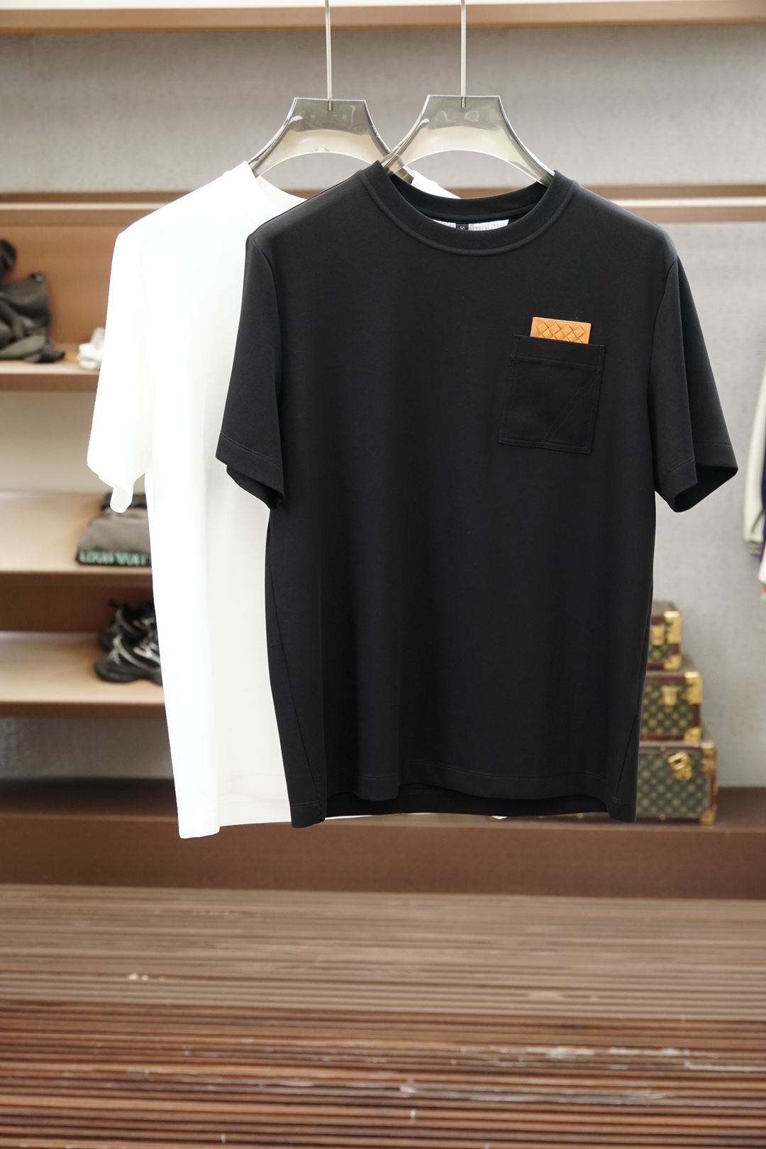 NO:911889,BV-1.1 top replica, 2026 latest men's round neck short-sleeved T-shirt real shot, top quality goods, three-dimensional tailoring, custom soft light cotton fabric, comfortable and breathable!  Customized brand logo embellishment ~ Charming and charming, the hand is delicate and soft, the upper body is comfortable and breathable, the style of a big brand is luxurious and elegant, the texture can only be imported and customized from Italy, versatile style, easy to wear, fine and meticulous workmanship, absolutely worth it!  Size M-4XL loose fit,,,bottega veneta,T-shirt,tees,t-shirt,19860909BV-1.1顶级复刻,2026最新男士圆领短袖T恤实物拍摄顶级好货立体剪裁 定制柔光棉面料,舒适透气！定制品牌logo标点缀～迷人魅力手感细腻柔软, 上身舒适透气 ,大牌风范 奢华大气 进口意大利定制才有的质感 百搭款式 穿着不挑人 ,做工精细一丝不苟 ,绝对值得的好货！ 码数M-4XL宽松版型,,,bottega veneta,T-shirt,tees，t-shirt,,Men's clothing