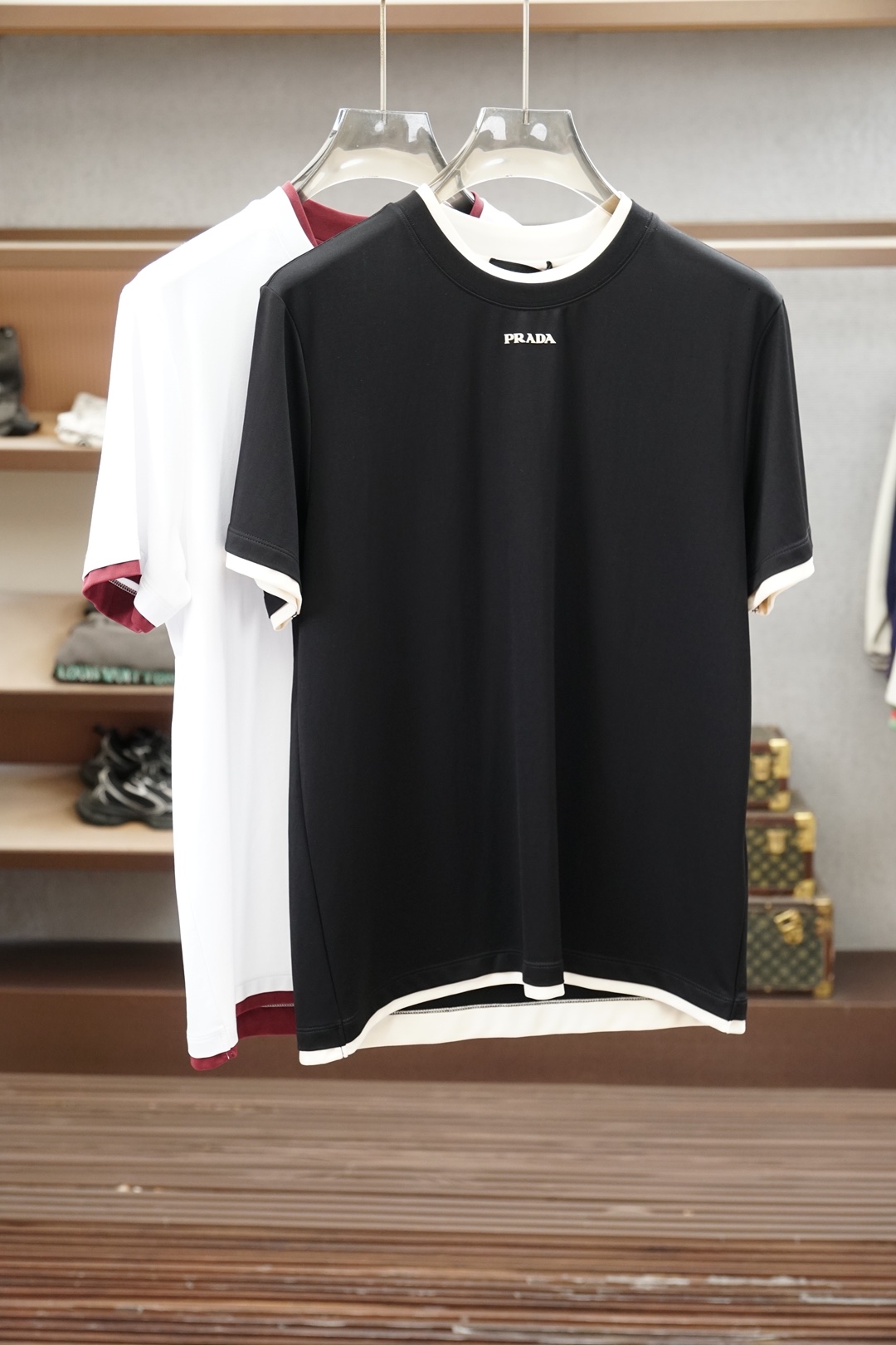 NO:911896,Prada-1.1 top replica, 2026 latest men's round neck short-sleeved T-shirt real shot, top quality goods, three-dimensional tailoring, customized soft light cotton fabric, comfortable and breathable!  Customized brand logo embellishment ~ Charming and charming, the hand is delicate and soft, the upper body is comfortable and breathable, the style of a big brand is luxurious and elegant, the texture can only be imported and customized from Italy, versatile style, easy to wear, fine and meticulous workmanship, absolutely worth it!  Size M-4XL,,prada,T-shirt,tees,t-shirt,19860909普拉达-1.1顶级复刻,2026最新男士圆领短袖T恤实物拍摄顶级好货立体剪裁 定制柔光棉面料,舒适透气！定制品牌logo标点缀～迷人魅力手感细腻柔软, 上身舒适透气 ,大牌风范 奢华大气 进口意大利定制才有的质感 百搭款式 穿着不挑人 ,做工精细一丝不苟 ,绝对值得的好货！ 码数M-4XL,,prada,T-shirt,tees，t-shirt,,Men's clothing