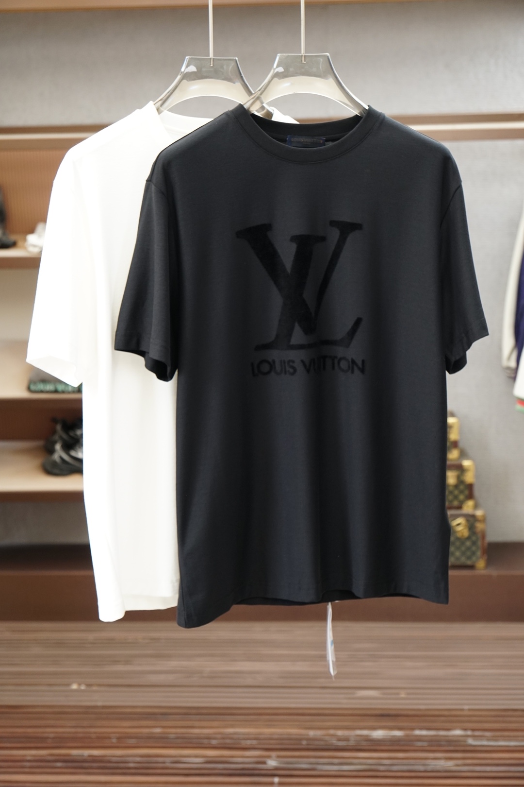 NO:911901,LV-1.1 top replica, 2026 latest men's round neck short-sleeved T-shirt real shot, top quality three-dimensional tailoring, customized soft light cotton fabric, comfortable and breathable!  Customized brand logo embellishment ~ Charming and charming, the hand is delicate and soft, the upper body is comfortable and breathable, the style of a big brand is luxurious and elegant, the texture can only be imported and customized from Italy, versatile style, easy to wear, fine and meticulous workmanship, absolutely worth it!  Size M-3XL,,louis vuitton,T-shirt,tees,t-shirt,19860909LV-1.1顶级复刻,2026最新男士圆领短袖T恤实物拍摄顶级好货立体剪裁 定制柔光棉面料,舒适透气！定制品牌logo标点缀～迷人魅力手感细腻柔软, 上身舒适透气 ,大牌风范 奢华大气 进口意大利定制才有的质感 百搭款式 穿着不挑人 ,做工精细一丝不苟 ,绝对值得的好货！ 码数M-3XL,,louis vuitton,T-shirt,tees，t-shirt,,Men's clothing