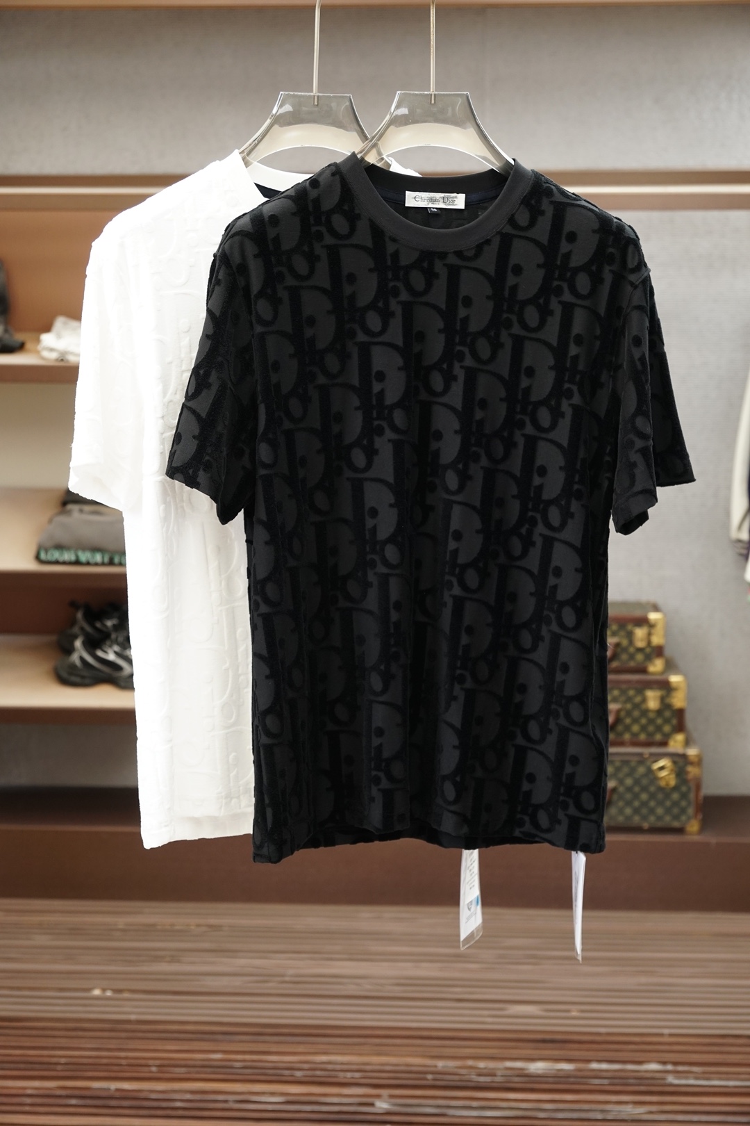 NO:911906,Dior-1.1 top replica, 2026 latest men's round neck short-sleeved T-shirt real shot, top quality goods, three-dimensional tailoring, customized soft light cotton fabric, comfortable and breathable!  Customized brand logo embellishment ~ Charming and charming, the hand is delicate and soft, the upper body is comfortable and breathable, the style of a big brand is luxurious and elegant, the texture can only be imported and customized from Italy, versatile style, easy to wear, fine and meticulous workmanship, absolutely worth it!  Size M-4XL loose fit,,,dior,T-shirt,tees,t-shirt,19860909迪奥-1.1顶级复刻,2026最新男士圆领短袖T恤实物拍摄顶级好货立体剪裁 定制柔光棉面料,舒适透气！定制品牌logo标点缀～迷人魅力手感细腻柔软, 上身舒适透气 ,大牌风范 奢华大气 进口意大利定制才有的质感 百搭款式 穿着不挑人 ,做工精细一丝不苟 ,绝对值得的好货！ 码数M-4XL宽松版型,,,dior,T-shirt,tees，t-shirt,,Men's clothing