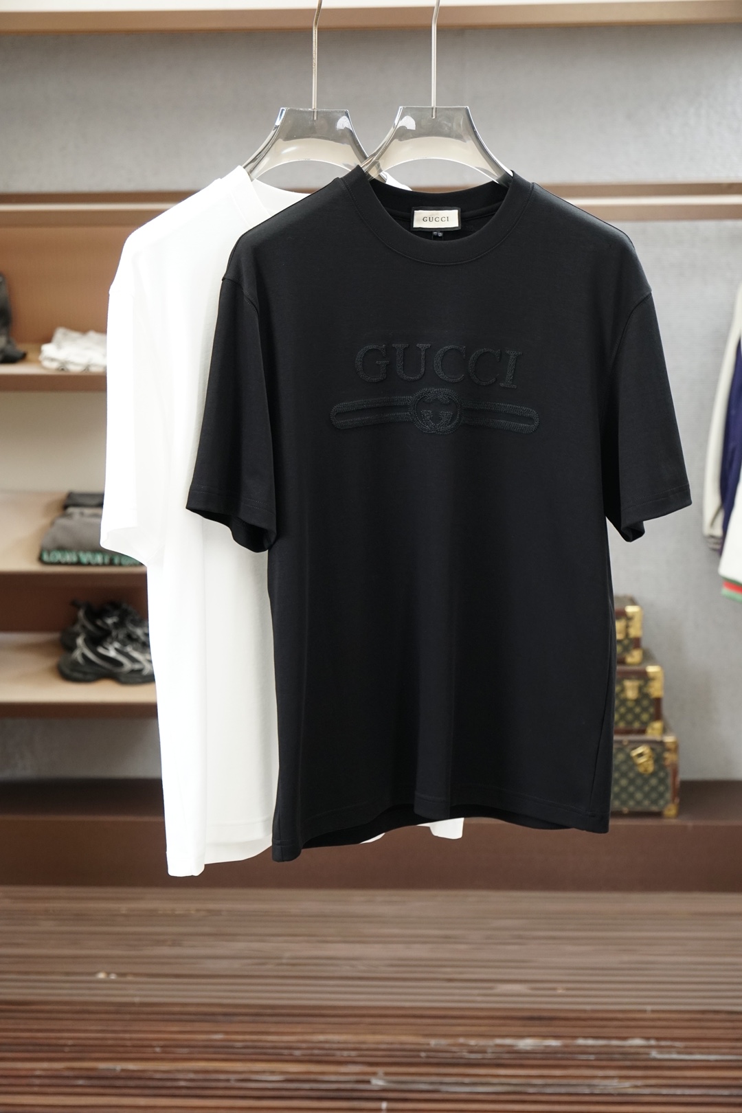 NO:911911,Gucci-1.1 top replica, 2026 latest men's round neck short-sleeved T-shirt real shot, top quality three-dimensional tailoring, customized soft light cotton fabric, comfortable and breathable!  Customized brand logo embellishment ~ Charming and charming, the hand is delicate and soft, the upper body is comfortable and breathable, the style of a big brand is luxurious and elegant, the texture can only be imported and customized from Italy, versatile style, easy to wear, fine and meticulous workmanship, absolutely worth it!  Size M-4XL loose fit,,,gucci,T-shirt,tees,t-shirt,19860909古驰-1.1顶级复刻,2026最新男士圆领短袖T恤实物拍摄顶级好货立体剪裁 定制柔光棉面料,舒适透气！定制品牌logo标点缀～迷人魅力手感细腻柔软, 上身舒适透气 ,大牌风范 奢华大气 进口意大利定制才有的质感 百搭款式 穿着不挑人 ,做工精细一丝不苟 ,绝对值得的好货！ 码数M-4XL宽松版型,,,gucci,T-shirt,tees，t-shirt,,Men's clothing
