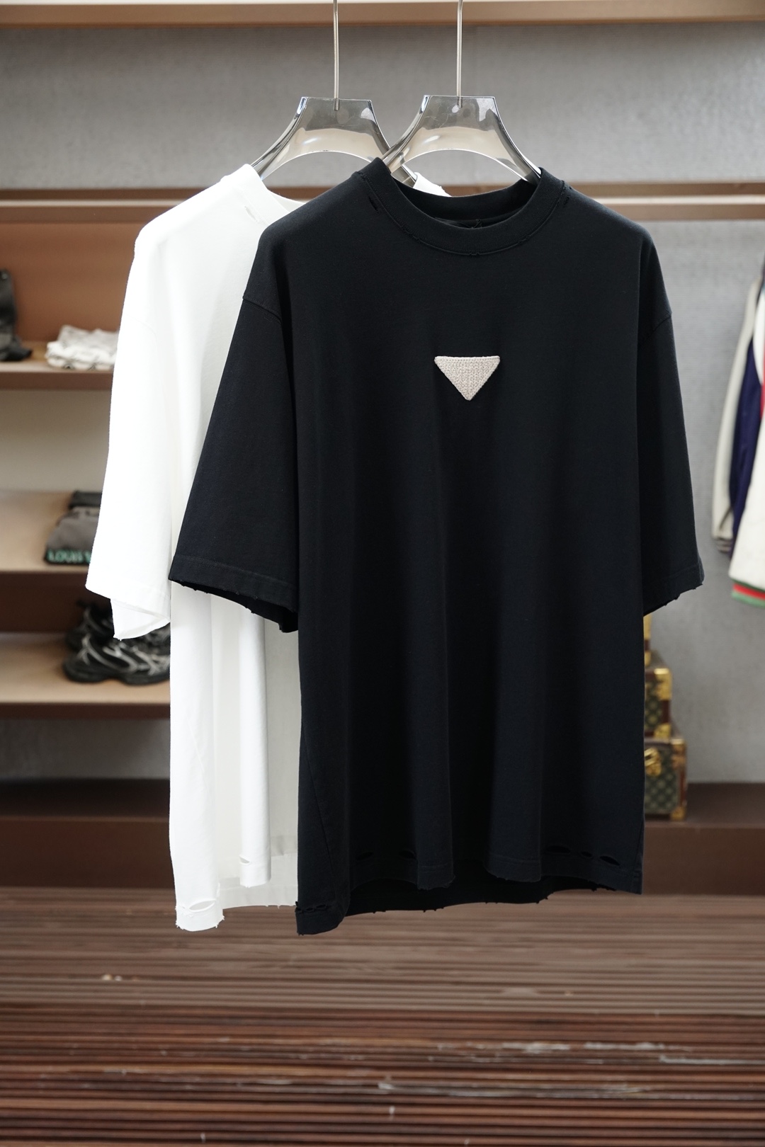 NO:911915,Prada-1.1 top replica, 2026 latest men's round neck short-sleeved T-shirt real shot, top quality goods, three-dimensional tailoring, customized soft light cotton fabric, comfortable and breathable!  Customized brand logo embellishment ~ Charming and charming, the hand is delicate and soft, the upper body is comfortable and breathable, the style of a big brand is luxurious and elegant, the texture can only be imported and customized from Italy, versatile style, easy to wear, fine and meticulous workmanship, absolutely worth it!  Size M-4XL loose fit,,,prada,T-shirt,tees,t-shirt,19860909普拉达-1.1顶级复刻,2026最新男士圆领短袖T恤实物拍摄顶级好货立体剪裁 定制柔光棉面料,舒适透气！定制品牌logo标点缀～迷人魅力手感细腻柔软, 上身舒适透气 ,大牌风范 奢华大气 进口意大利定制才有的质感 百搭款式 穿着不挑人 ,做工精细一丝不苟 ,绝对值得的好货！ 码数M-4XL宽松版型,,,prada,T-shirt,tees，t-shirt,,Men's clothing