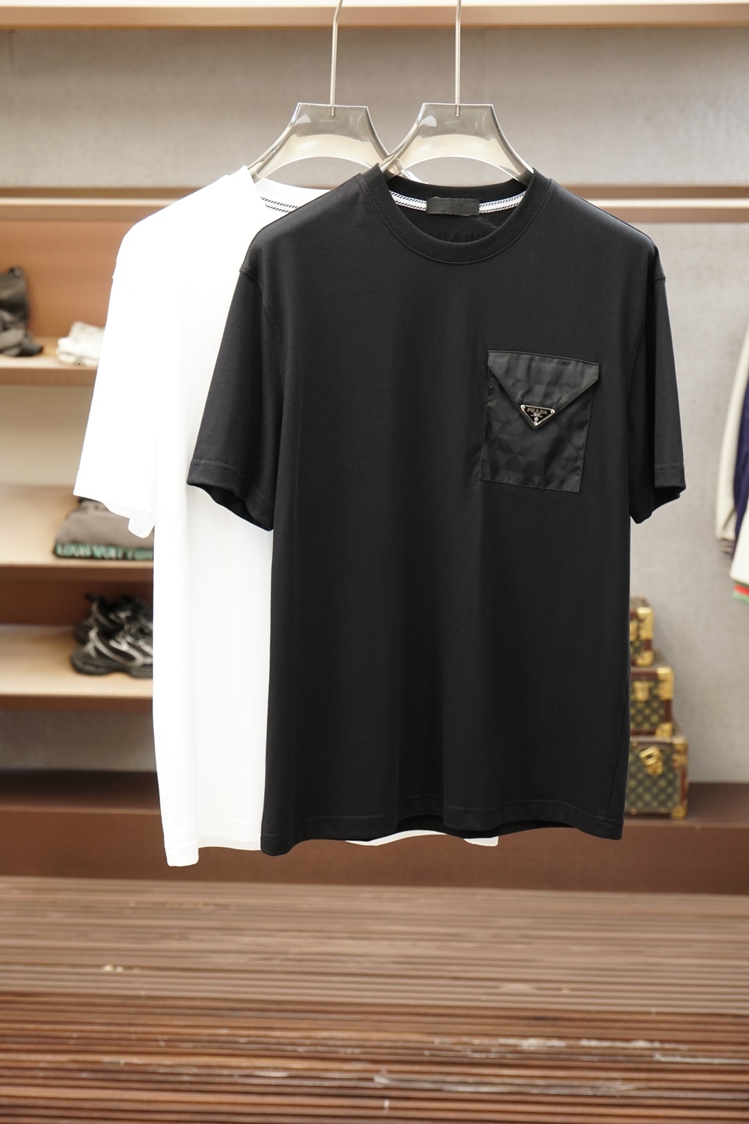 NO:911919,Prada-1.1 top replica, 2026 latest men's round neck short-sleeved T-shirt real shot, top quality goods, three-dimensional tailoring, customized soft light cotton fabric, comfortable and breathable!  Customized brand logo embellishment ~ Charming and charming, the hand is delicate and soft, the upper body is comfortable and breathable, the style of a big brand is luxurious and elegant, the texture can only be imported and customized from Italy, versatile style, easy to wear, fine and meticulous workmanship, absolutely worth it!  Size M-4XL,,prada,T-shirt,tees,t-shirt,19860909普拉达-1.1顶级复刻,2026最新男士圆领短袖T恤实物拍摄顶级好货立体剪裁 定制柔光棉面料,舒适透气！定制品牌logo标点缀～迷人魅力手感细腻柔软, 上身舒适透气 ,大牌风范 奢华大气 进口意大利定制才有的质感 百搭款式 穿着不挑人 ,做工精细一丝不苟 ,绝对值得的好货！ 码数M-4XL,,prada,T-shirt,tees，t-shirt,,Men's clothing