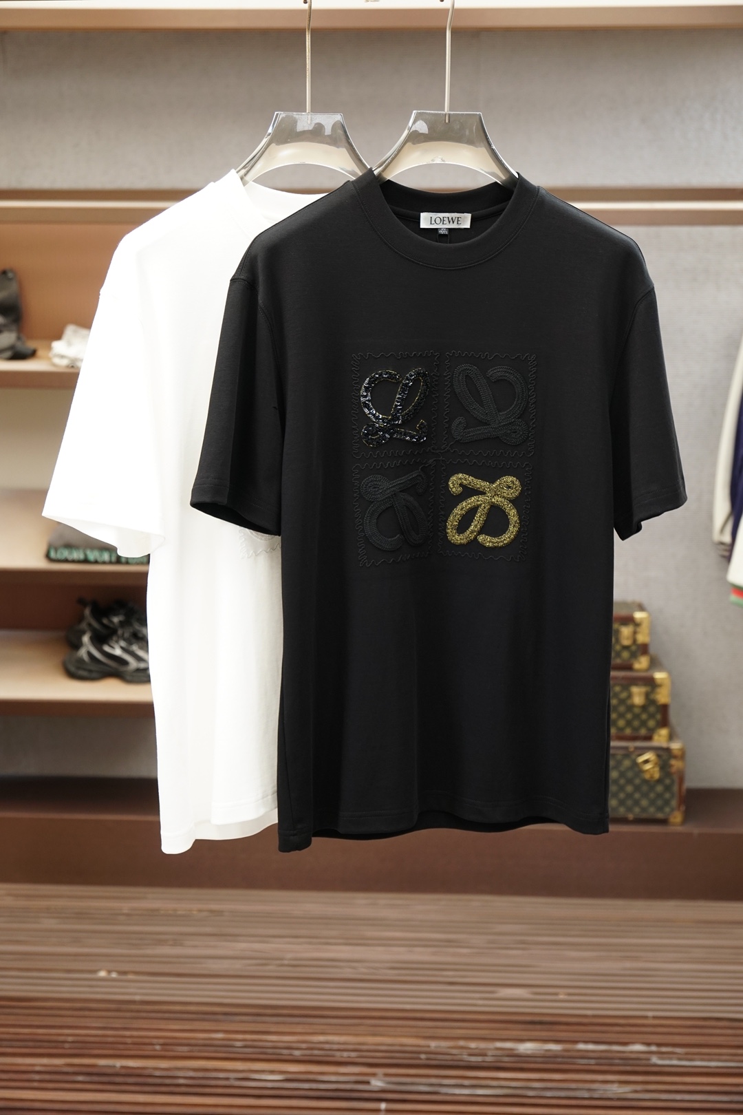 NO:911924,Luo Yiwei-1.1 top replica, 2026 latest men's round neck short-sleeved T-shirt real shot, top quality goods, three-dimensional tailoring, customized soft light cotton fabric, comfortable and breathable!  Customized brand logo embellishment ~ Charming and charming, the hand is delicate and soft, the upper body is comfortable and breathable, the style of a big brand is luxurious and elegant, the texture can only be imported and customized from Italy, versatile style, easy to wear, fine and meticulous workmanship, absolutely worth it!  Size M-4XL,,loewe,T-shirt,tees,t-shirt,19860909罗意威-1.1顶级复刻,2026最新男士圆领短袖T恤实物拍摄顶级好货立体剪裁 定制柔光棉面料,舒适透气！定制品牌logo标点缀～迷人魅力手感细腻柔软, 上身舒适透气 ,大牌风范 奢华大气 进口意大利定制才有的质感 百搭款式 穿着不挑人 ,做工精细一丝不苟 ,绝对值得的好货！ 码数M-4XL,,loewe,T-shirt,tees，t-shirt,,Men's clothing