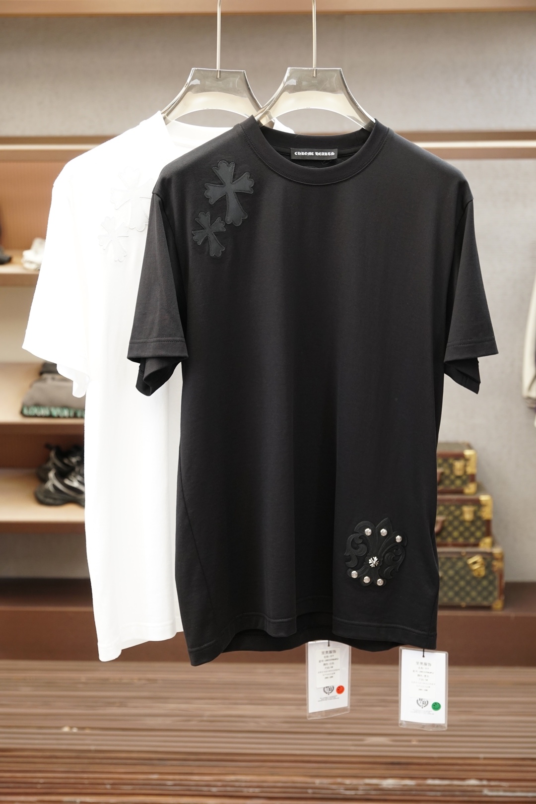 NO:911929,Kroxin-1.1 top replica, 2026 latest men's round neck short-sleeved T-shirt real shot, top quality goods, three-dimensional tailoring, customized soft light cotton fabric, comfortable and breathable!  Customized brand logo embellishment ~ Charming and charming, the hand is delicate and soft, the upper body is comfortable and breathable, the style of a big brand is luxurious and elegant, the texture can only be imported and customized from Italy, versatile style, easy to wear, fine and meticulous workmanship, absolutely worth it!  Size M-4XL loose fit,,,chrome hearts,T-shirt,tees,t-shirt,19860909克罗心-1.1顶级复刻,2026最新男士圆领短袖T恤实物拍摄顶级好货立体剪裁 定制柔光棉面料,舒适透气！定制品牌logo标点缀～迷人魅力手感细腻柔软, 上身舒适透气 ,大牌风范 奢华大气 进口意大利定制才有的质感 百搭款式 穿着不挑人 ,做工精细一丝不苟 ,绝对值得的好货！ 码数M-4XL宽松版型,,,chrome hearts,T-shirt,tees，t-shirt,,Men's clothing