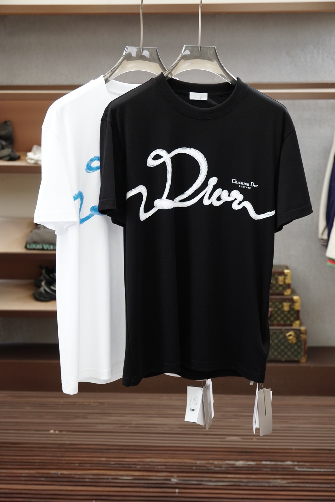 NO:911934,Dior-1.1 top replica, 2026 latest men's round neck short-sleeved T-shirt real shot, top quality goods, three-dimensional tailoring, customized soft light cotton fabric, comfortable and breathable!  Customized brand logo embellishment ~ Charming and charming, the hand is delicate and soft, the upper body is comfortable and breathable, the style of a big brand is luxurious and elegant, the texture can only be imported and customized from Italy, versatile style, easy to wear, fine and meticulous workmanship, absolutely worth it!  Size M-4XL loose fit,,,dior,T-shirt,tees,t-shirt,19860909迪奥-1.1顶级复刻,2026最新男士圆领短袖T恤实物拍摄顶级好货立体剪裁 定制柔光棉面料,舒适透气！定制品牌logo标点缀～迷人魅力手感细腻柔软, 上身舒适透气 ,大牌风范 奢华大气 进口意大利定制才有的质感 百搭款式 穿着不挑人 ,做工精细一丝不苟 ,绝对值得的好货！ 码数M-4XL宽松版型,,,dior,T-shirt,tees，t-shirt,,Men's clothing