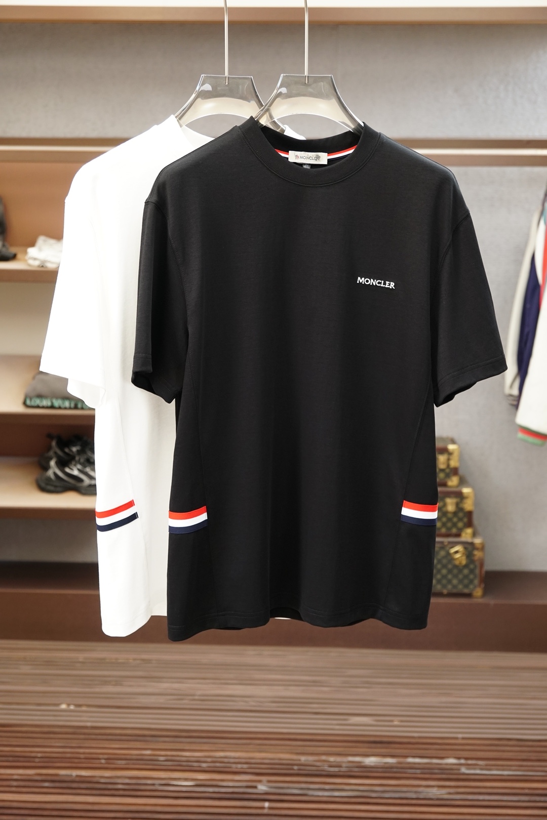 NO:911938,Mouth-1.1 top replica, 2026 latest men's round neck short-sleeved T-shirt real shot, top quality goods, three-dimensional tailoring, custom soft light cotton fabric, comfortable and breathable!  Customized brand logo embellishment ~ Charming and charming, the hand is delicate and soft, the upper body is comfortable and breathable, the style of a big brand is luxurious and elegant, the texture can only be imported and customized from Italy, versatile style, easy to wear, fine and meticulous workmanship, absolutely worth it!  Size M-4XL loose fit,,,Moncler,T-shirt,tees,t-shirt,19860909蒙口-1.1顶级复刻,2026最新男士圆领短袖T恤实物拍摄顶级好货立体剪裁 定制柔光棉面料,舒适透气！定制品牌logo标点缀～迷人魅力手感细腻柔软, 上身舒适透气 ,大牌风范 奢华大气 进口意大利定制才有的质感 百搭款式 穿着不挑人 ,做工精细一丝不苟 ,绝对值得的好货！ 码数M-4XL宽松版型,,,Moncler,T-shirt,tees，t-shirt,,Men's clothing