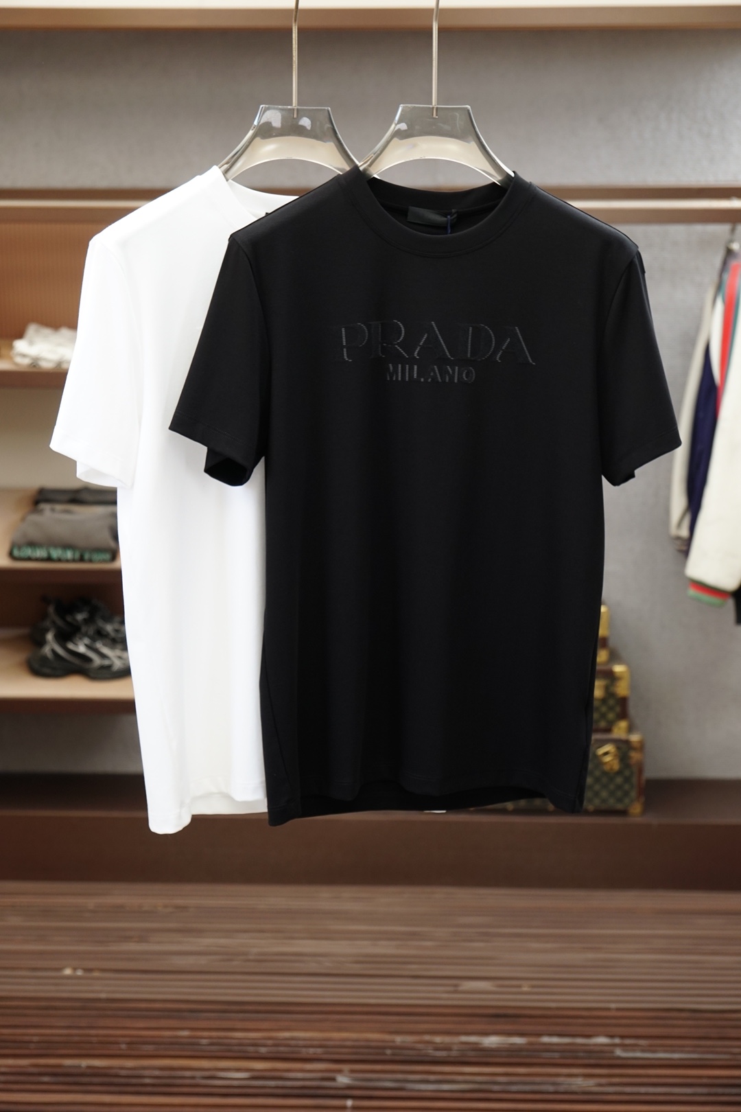 NO:911898,Prada-1.1 top replica, 2026 latest men's round neck short-sleeved T-shirt real shot, top quality goods, three-dimensional tailoring, customized soft light cotton fabric, comfortable and breathable!  Customized brand logo embellishment ~ Charming and charming, the hand is delicate and soft, the upper body is comfortable and breathable, the style of a big brand is luxurious and elegant, the texture can only be imported and customized from Italy, versatile style, easy to wear, fine and meticulous workmanship, absolutely worth it!  Size M-4XL,,prada,T-shirt,tees,t-shirt,19860909普拉达-1.1顶级复刻,2026最新男士圆领短袖T恤实物拍摄顶级好货立体剪裁 定制柔光棉面料,舒适透气！定制品牌logo标点缀～迷人魅力手感细腻柔软, 上身舒适透气 ,大牌风范 奢华大气 进口意大利定制才有的质感 百搭款式 穿着不挑人 ,做工精细一丝不苟 ,绝对值得的好货！ 码数M-4XL,,prada,T-shirt,tees，t-shirt,,Men's clothing