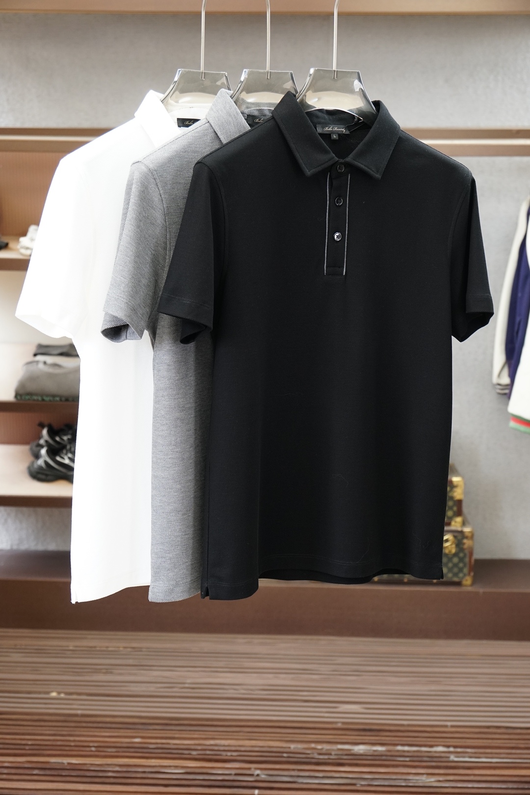 NO:950994,Ermenegildo Zegna/2026ss new summer product, business high-end series men's chest pique mesh business casual short-sleeved POLO shirt!  A heavy-duty high-end product that perfectly inherits the essence and genes. We provide customers with high-end imported ready-made cashmere mulberry silk pique fabrics, which are custom-woven and dyed by the old Italian workshops. It is an extremely luxurious and special mulberry silk plus mercerized pique material. The fabric properties are all superior. The mercerized process makes the fabric extremely glossy. The mesh structure is fine and natural, with perfect combination of comfort and breathability. The tactile experience is self-evident, and you can enjoy the ultimate luxury!  The placket is closed with a custom-made natural mother-of-pearl buckle. As a leader in men's clothing brands, the details are also very well controlled!  It is by no means a heavy-duty premium Polo shirt that can be matched by market currency. It is a tasteful choice for high-end men!  Color black, white, size M-3XL, zegna, T-shirt,19860909杰尼亚/2026ss夏季新品,商务高端系列男士胸珠地网眼商务休闲短袖POLO衫！重磅高端级臻品,完美沿袭了精髓与基因,客供高级进口成衣定织羊绒桑蚕丝大珠地面料,意大利老牌工坊成衣工序定织定染,极为奢华特殊桑蚕丝加丝光珠地的材质,面料属性皆为上乘,丝光工艺处理,面料光泽度极高,网眼结构细腻自然,舒适性与透气性完美兼备,触感体验不言而喻,奢华极致享受！门襟定制天然母贝扣闭合,作为男装品牌的引导者,细节把控也是非常到位！绝非市场通货可以媲美的重磅精品Polo衫,高端男士的品味之选！颜色黑色,白色,尺码M-3XL,,zegna,T-shirt,,Men's clothing