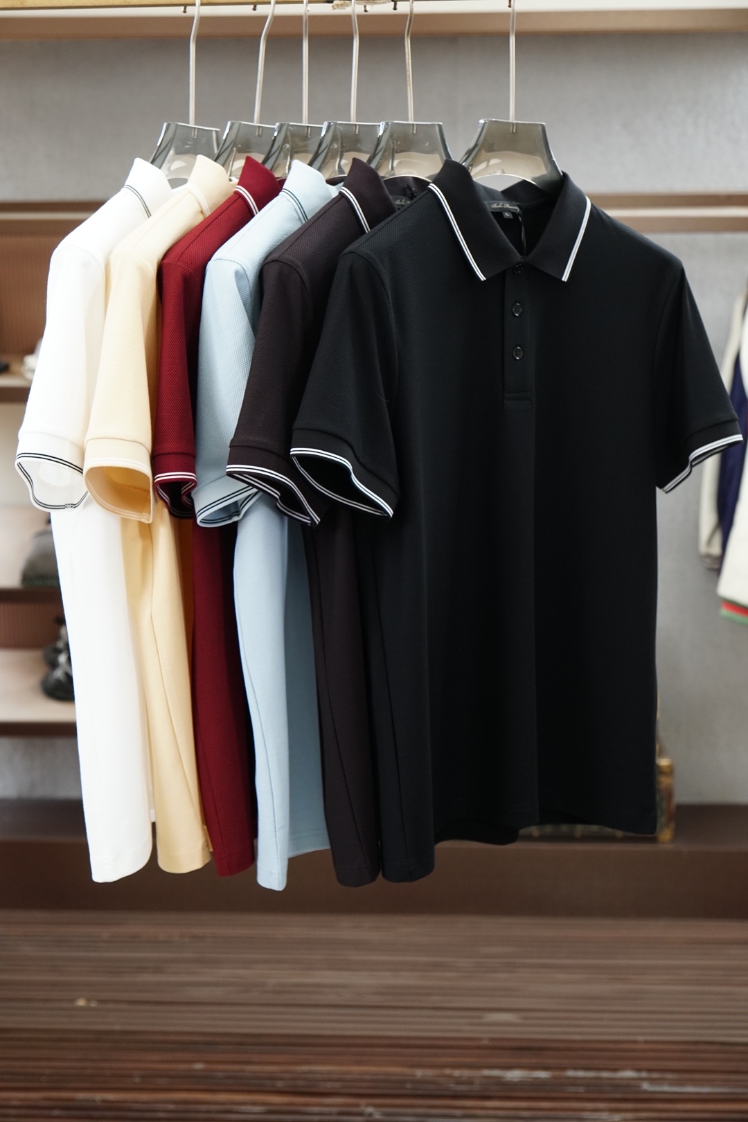 NO:951007,Ermenegildo Zegna/2026ss new summer product, business high-end series men's chest pique mesh business casual short-sleeved POLO shirt!  A heavy-duty high-end product that perfectly inherits the essence and genes. We provide customers with high-end imported ready-made cashmere mulberry silk pique fabrics, which are custom-woven and dyed by the old Italian workshops. It is an extremely luxurious and special mulberry silk plus mercerized pique material. The fabric properties are all superior. The mercerized process makes the fabric extremely glossy. The mesh structure is fine and natural, with perfect combination of comfort and breathability. The tactile experience is self-evident, and you can enjoy the ultimate luxury!  The placket is closed with a custom-made natural mother-of-pearl buckle. As a leader in men's clothing brands, the details are also very well controlled!  It is by no means a heavy-duty premium Polo shirt that can be matched by market currency. It is a tasteful choice for high-end men!  Color black, black and white 'blue green, size M-3XL,,zegna,T-shirt,19860909杰尼亚/2026ss夏季新品,商务高端系列男士胸珠地网眼商务休闲短袖POLO衫！重磅高端级臻品,完美沿袭了精髓与基因,客供高级进口成衣定织羊绒桑蚕丝大珠地面料,意大利老牌工坊成衣工序定织定染,极为奢华特殊桑蚕丝加丝光珠地的材质,面料属性皆为上乘,丝光工艺处理,面料光泽度极高,网眼结构细腻自然,舒适性与透气性完美兼备,触感体验不言而喻,奢华极致享受！门襟定制天然母贝扣闭合,作为男装品牌的引导者,细节把控也是非常到位！绝非市场通货可以媲美的重磅精品Polo衫,高端男士的品味之选！颜色黑色,黑白色 ”蓝色绿色,尺码M-3XL,,zegna,T-shirt,,Men's clothing