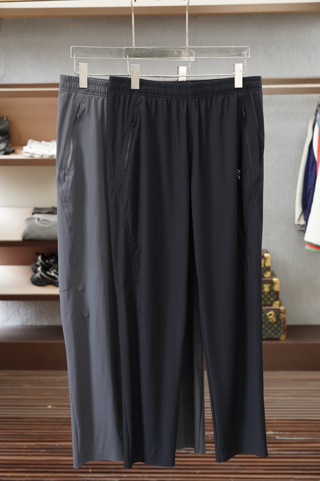 NO:929696,Arc'teryx/2026 spring and summer hot style welds the sense of relaxation to the body!  Who knows?  Black sweatpants can also be worn to create a high-end luxury atmosphere. The three-dimensional tailoring is perfect for concealing the body, the leg-binding version is not draggy, and the waistband is embroidered with letter logo + neat lines. It is elegant for daily street wear or commuting. It is worthy of being the 'all-match trousers' in the luxury fashion industry. M-4XL. Black rice, arc'teryx,19860909始祖鸟/2026春夏爆款把松弛感焊在身上！ 谁懂啊！黑色卫裤也能穿出高奢氛围感 立体剪裁藏肉一绝,束脚版型不拖沓, 腰头加刺绣字母logo+利落线条, 日常出街/通勤叠穿都显贵, 不愧是奢潮界的“百搭神裤 M-4XL.黑米,,arc'teryx,,Men's clothing