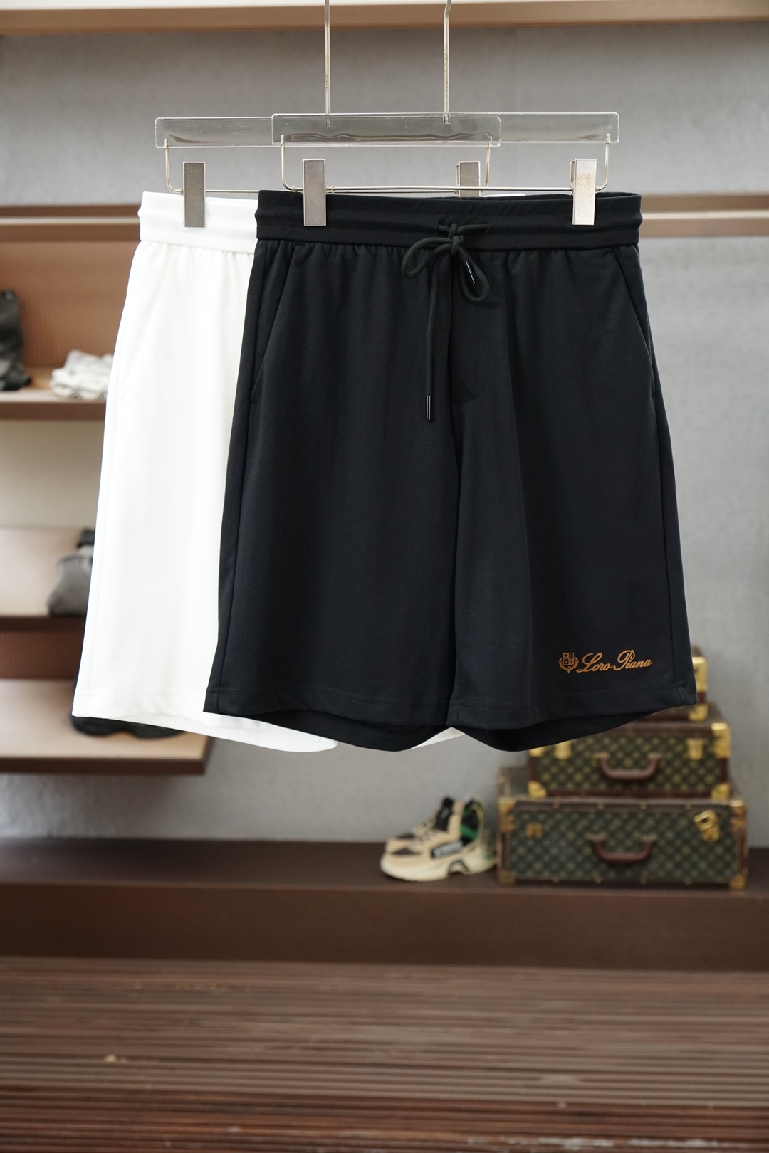 NO:929686,LP-original 1.1 top-level original order, no pressure when entering and exiting the counter, 2026 spring and summer thin new product casual luxury classic brand embroidery LOGO design!  Elastic waist casual pants are classic and versatile, luxury brand classic elements, classic casual outdoor design!  It greatly improves the matchability. The fitted version has pockets on both sides. It is made of ultra-fine and ultra-thin quick-drying fiber material. It is skin-friendly, soft and breathable, and has a good wearing feel. It is worth buying!  M-3XL,,loro piana,19860909LP-原版1.1顶级原单,出入专柜毫无压力,2026春夏薄款新品休闲奢华经典品牌刺绣LOGO设计！松紧腰休闲裤经典百搭 奢华品牌经典元素经典休闲户外设计！大大提升了搭配性 合体的版型 两侧插袋 采用超细超薄速干纤维材质 亲肤柔软透气,有着很好的穿着体感 ,值得入手！M-3XL,,loro piana,,Men's clothing