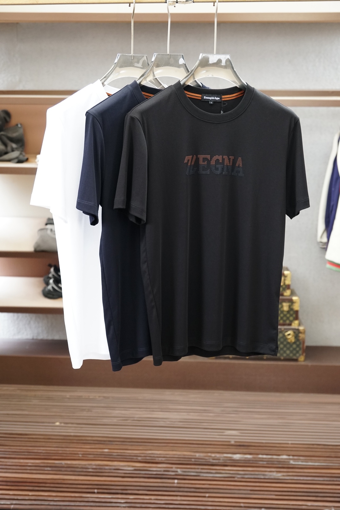 NO:929701,Ermenegildo Zegna/2026 new spring and summer short-sleeved T-shirts for men and women!  Fashionable and casual short-sleeved T-shirt!  Letter logo pattern embroidery design!  It is highly designed and selected from 260g pure cotton fabrics supplied by customers. It feels soft and skin-friendly, comfortable and breathable. The real thing will definitely make you fall in love with it!  The round neck cut with loose shoulders and dropped shoulders, non-sexist style for couples to wear together, opens up a new fashion style!  Distinguish the market version of the high-definition series!  Size M-3XL,,zegna,T-shirt,tees,t-shirt,19860909杰尼亚/2026春夏新款男女同款短袖T恤！时尚休闲短袖T恤衫！字母logo图案刺绣设计！极具设计精选客供260g纯棉面料,手感柔软亲肤,着身舒适透气性都无法挑剔,实物绝对会让你爱不释手！宽松小落肩的圆领版型裁剪,无性别主义的情侣混穿款式,打开全新的时装新韵味！区别市场版本高定系列！尺码M-3XL,,zegna,T-shirt,tees，t-shirt,,Men's clothing