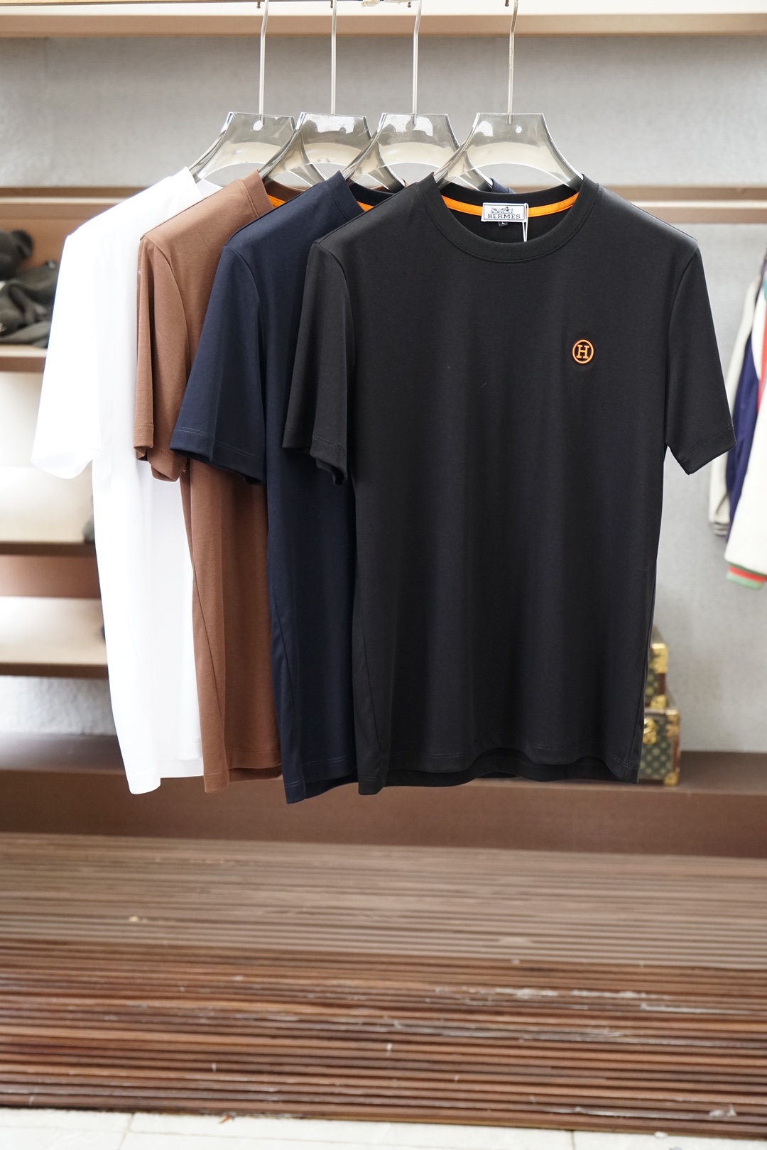 NO:929648,Hermès/2026 new spring and summer short-sleeved T-shirts for men and women!  Fashionable and casual short-sleeved T-shirt!  Letter logo pattern embroidery design!  It is highly designed and selected from 260g pure cotton fabrics supplied by customers. It feels soft and skin-friendly, comfortable and breathable. The real thing will definitely make you fall in love with it!  The round neck cut with loose shoulders and dropped shoulders, non-sexist style for couples to wear together, opens up a new fashion style!  Distinguish the market version of the high-definition series!  Size M-3XL,,hermes,T-shirt,tees,t-shirt,19860909爱马仕/2026春夏新款男女同款短袖T恤！时尚休闲短袖T恤衫！字母logo图案刺绣设计！极具设计精选客供260g纯棉面料,手感柔软亲肤,着身舒适透气性都无法挑剔,实物绝对会让你爱不释手！宽松小落肩的圆领版型裁剪,无性别主义的情侣混穿款式,打开全新的时装新韵味！区别市场版本高定系列！尺码M-3XL,,hermes,T-shirt,tees，t-shirt,,Men's clothing