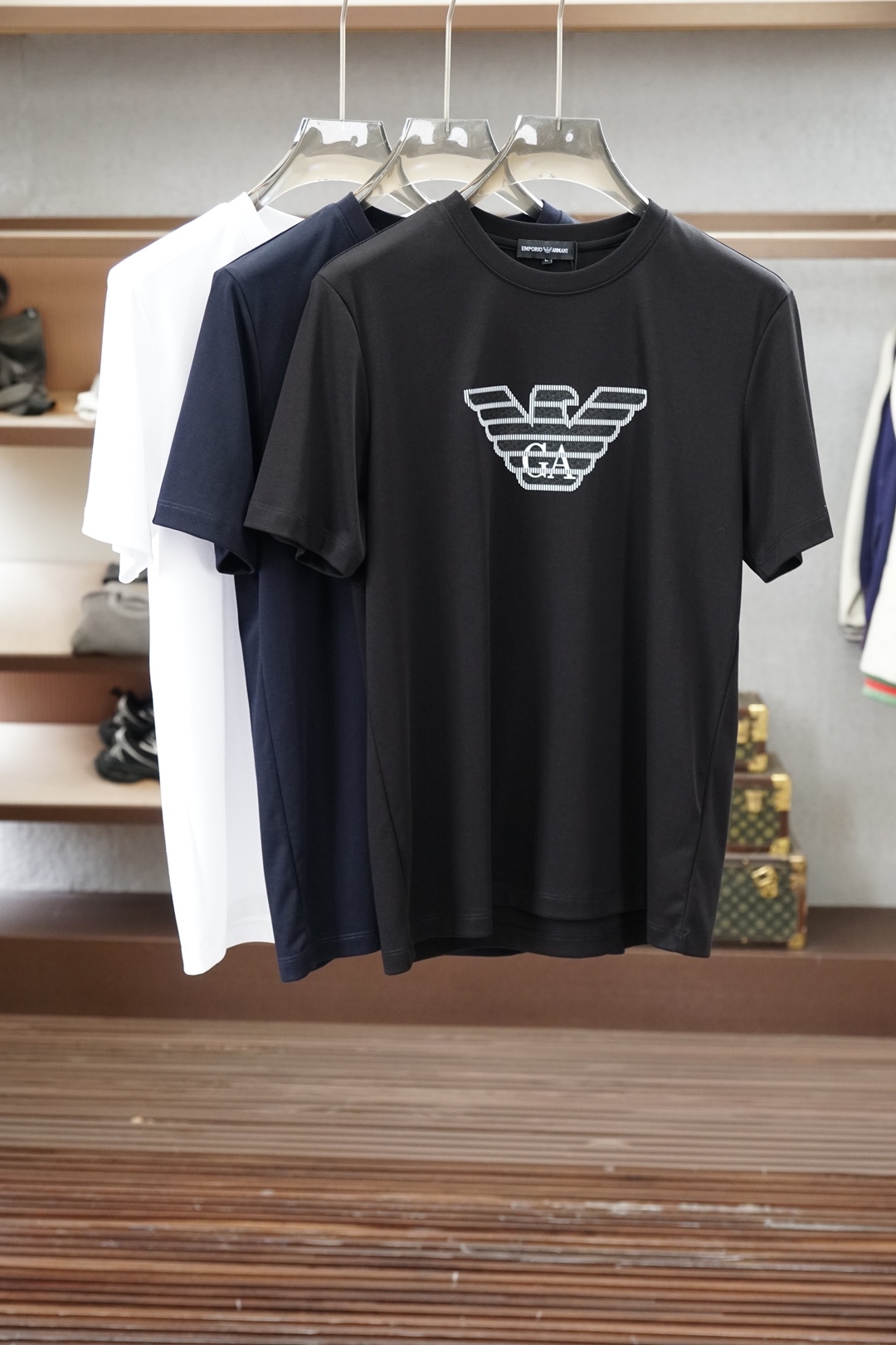 NO:929638,Armani/2026 new spring and summer short-sleeved T-shirts for men and women!  Fashionable and casual short-sleeved T-shirt!  Letter logo pattern embroidery design!  It is highly designed and selected from 260g pure cotton fabrics supplied by customers. It feels soft and skin-friendly, comfortable and breathable. The real thing will definitely make you fall in love with it!  The round neck cut with loose shoulders and dropped shoulders, non-sexist style for couples to wear together, opens up a new fashion style!  Distinguish the market version of the high-definition series!  Size M-3XL, armani, T-shirt, tees, t-shirt,19860909阿玛尼/2026春夏新款男女同款短袖T恤！时尚休闲短袖T恤衫！字母logo图案刺绣设计！极具设计精选客供260g纯棉面料,手感柔软亲肤,着身舒适透气性都无法挑剔,实物绝对会让你爱不释手！宽松小落肩的圆领版型裁剪,无性别主义的情侣混穿款式,打开全新的时装新韵味！区别市场版本高定系列！尺码M-3XL,,armani,T-shirt,tees，t-shirt,,Men's clothing