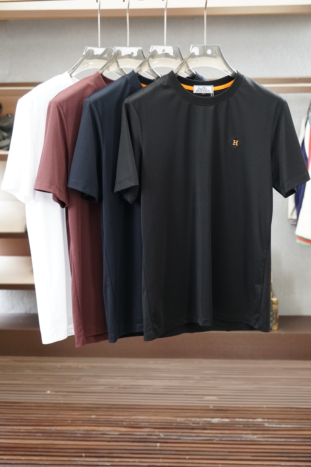 NO:929629,Hermès/2026 new spring and summer short-sleeved T-shirts for men and women!  Fashionable and casual short-sleeved T-shirt!  Letter logo pattern embroidery design!  It is highly designed and selected from 260g pure cotton fabrics supplied by customers. It feels soft and skin-friendly, comfortable and breathable. The real thing will definitely make you fall in love with it!  The round neck cut with loose shoulders and dropped shoulders, non-sexist style for couples to wear together, opens up a new fashion style!  Distinguish the market version of the high-definition series!  Size M-3XL,,hermes,T-shirt,tees,t-shirt,19860909爱马仕/2026春夏新款男女同款短袖T恤！时尚休闲短袖T恤衫！字母logo图案刺绣设计！极具设计精选客供260g纯棉面料,手感柔软亲肤,着身舒适透气性都无法挑剔,实物绝对会让你爱不释手！宽松小落肩的圆领版型裁剪,无性别主义的情侣混穿款式,打开全新的时装新韵味！区别市场版本高定系列！尺码M-3XL,,hermes,T-shirt,tees，t-shirt,,Men's clothing