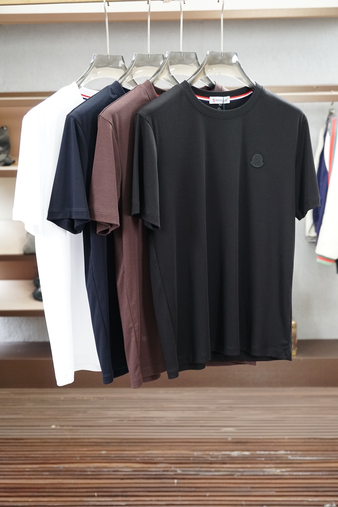 NO:929693,Mouthless/2026 new spring and summer short-sleeved T-shirts for men and women!  Fashionable and casual short-sleeved T-shirt!  Letter logo pattern embroidery design!  It is highly designed and selected from 260g pure cotton fabrics supplied by customers. It feels soft and skin-friendly, comfortable and breathable. The real thing will definitely make you fall in love with it!  The round neck cut with loose shoulders and dropped shoulders, non-sexist style for couples to wear together, opens up a new fashion style!  Distinguish the market version of the high-definition series!  Size M-3XL,,Moncler,T-shirt,tees,t-shirt,19860909蒙口/2026春夏新款男女同款短袖T恤！时尚休闲短袖T恤衫！字母logo图案刺绣设计！极具设计精选客供260g纯棉面料,手感柔软亲肤,着身舒适透气性都无法挑剔,实物绝对会让你爱不释手！宽松小落肩的圆领版型裁剪,无性别主义的情侣混穿款式,打开全新的时装新韵味！区别市场版本高定系列！尺码M-3XL,,Moncler,T-shirt,tees，t-shirt,,Men's clothing