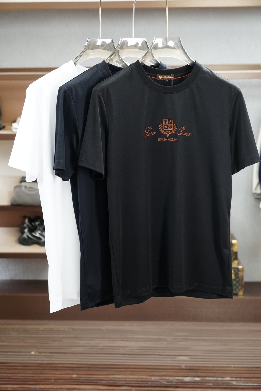 NO:929685,LP/2026 new spring and summer short-sleeved T-shirts for men and women!  Fashionable and casual short-sleeved T-shirt!  Letter logo pattern embroidery design!  It is highly designed and selected from 260g pure cotton fabrics supplied by customers. It feels soft and skin-friendly, comfortable and breathable. The real thing will definitely make you fall in love with it!  The round neck cut with loose shoulders and dropped shoulders, non-sexist style for couples to wear together, opens up a new fashion style!  Distinguish the market version of the high-definition series!  Size M-3XL,,loro piana,T-shirt,tees,t-shirt,19860909LP/2026春夏新款男女同款短袖T恤！时尚休闲短袖T恤衫！字母logo图案刺绣设计！极具设计精选客供260g纯棉面料,手感柔软亲肤,着身舒适透气性都无法挑剔,实物绝对会让你爱不释手！宽松小落肩的圆领版型裁剪,无性别主义的情侣混穿款式,打开全新的时装新韵味！区别市场版本高定系列！尺码M-3XL,,loro piana,T-shirt,tees，t-shirt,,Men's clothing